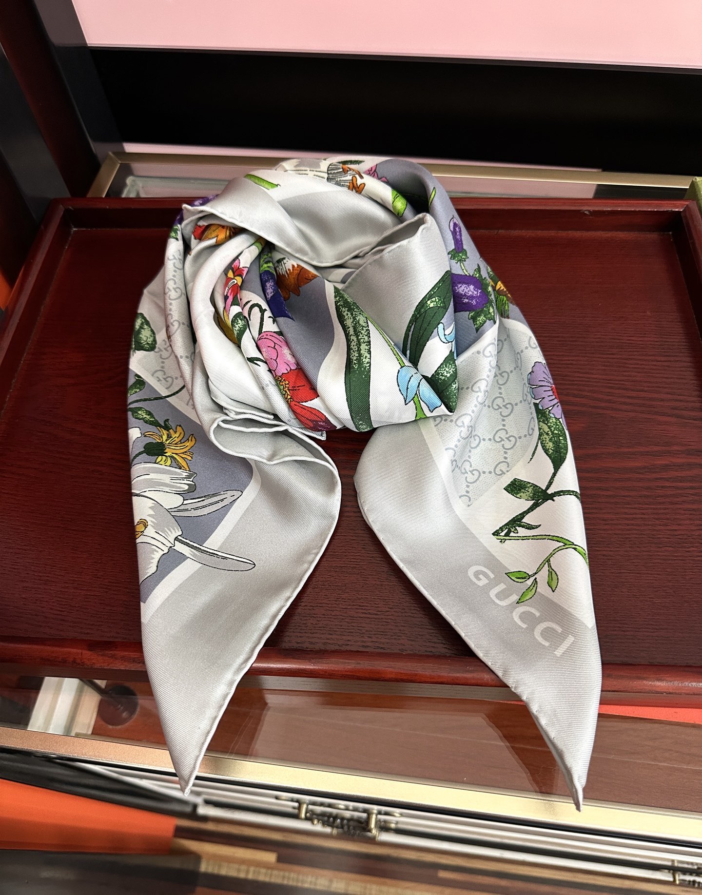 。新款Gucci 2026印花双面同色桑品牌桑蚕丝配饰系列秉承经典[强]以华贵材质、精湛工艺与清新色调焕