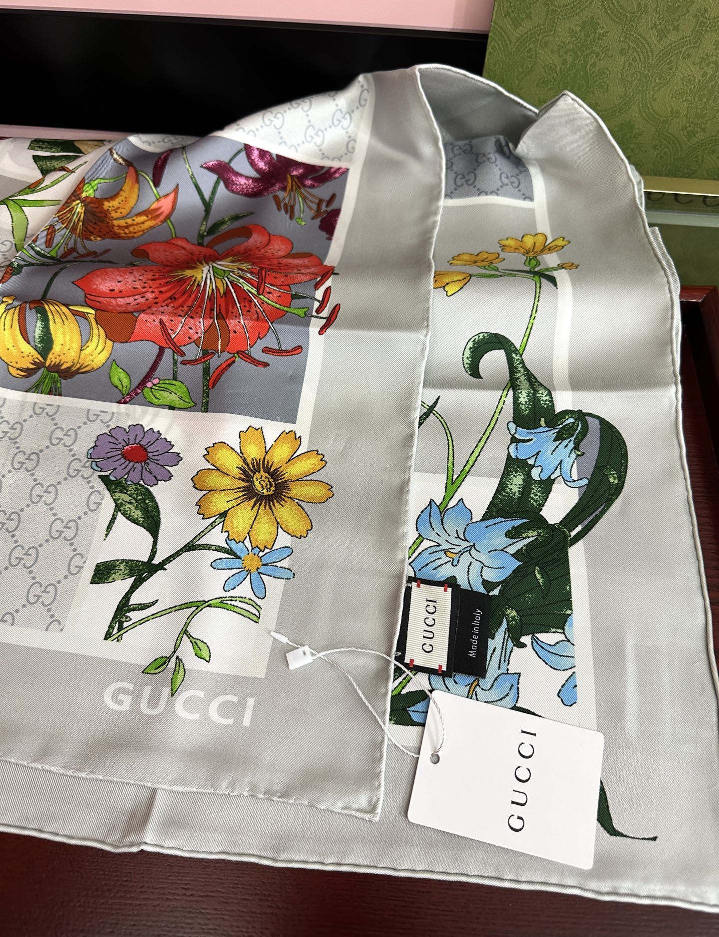 。新款Gucci 2026印花双面同色桑品牌桑蚕丝配饰系列秉承经典[强]以华贵材质、精湛工艺与清新色调焕