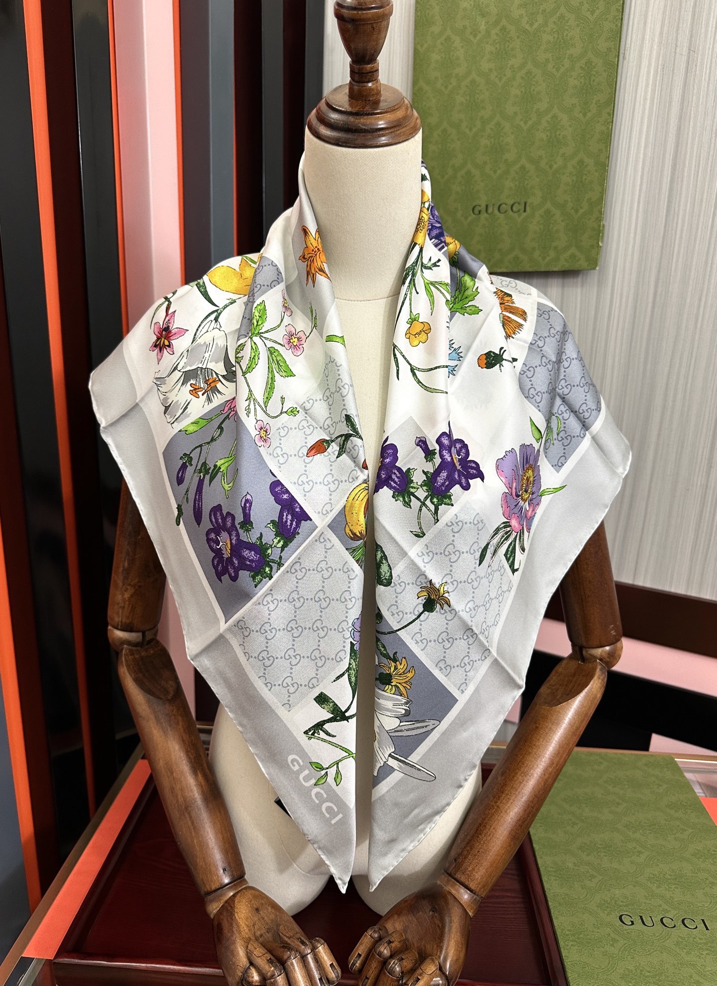 。新款Gucci 2026印花双面同色桑品牌桑蚕丝配饰系列秉承经典[强]以华贵材质、精湛工艺与清新色调焕