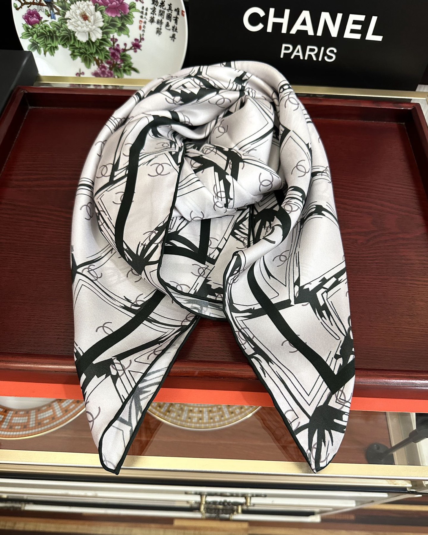 新款。香奈儿 官网同步 精致手工卷边[得意]极具品牌特色的涂鸦签名暗纹提花+简洁的COCO字母元素印花[
