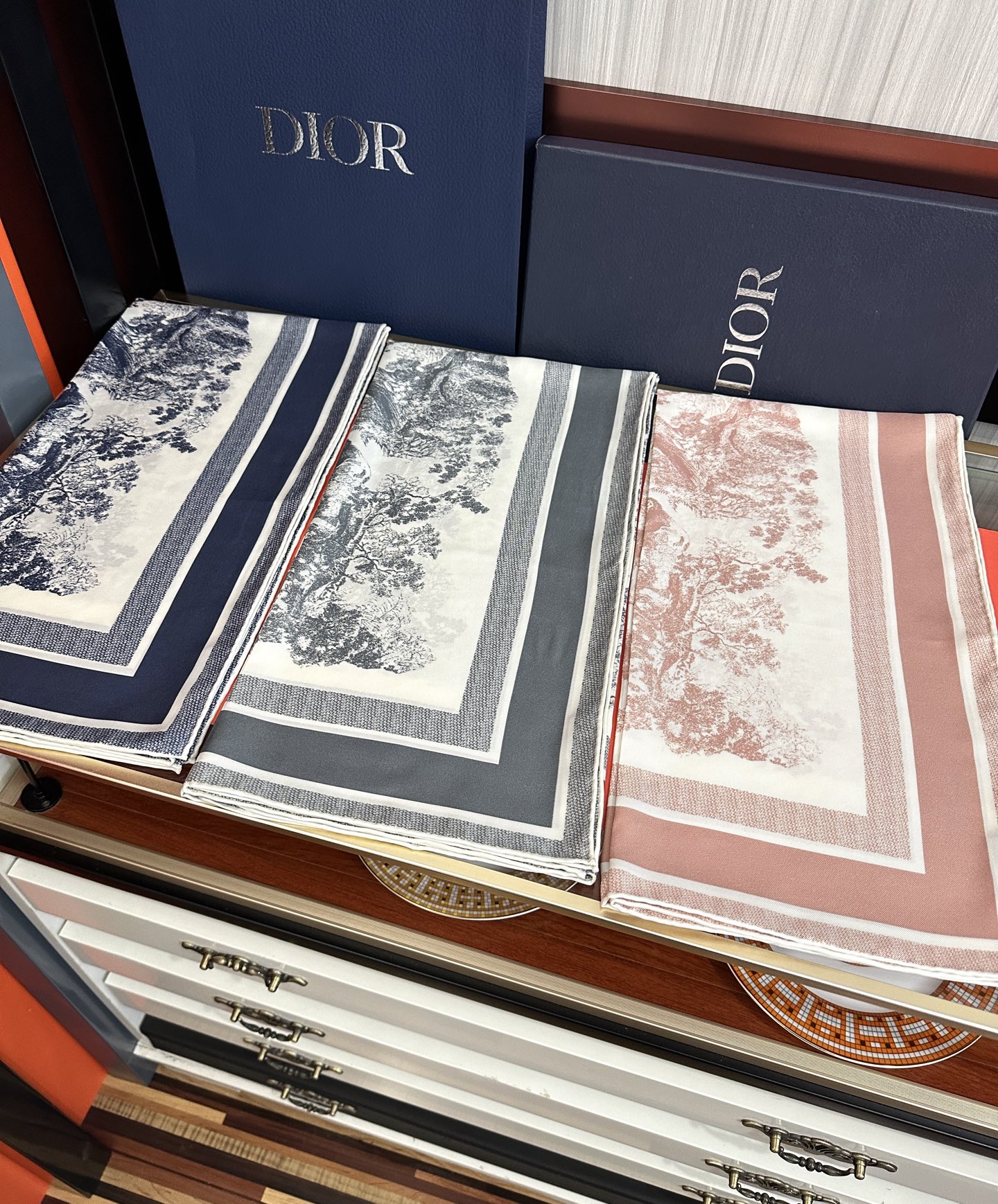 。Dior 印花方巾 2026【18姆米双面同色】[庆祝]Sauvage 茹伊印花这款方巾以经典的 Sa