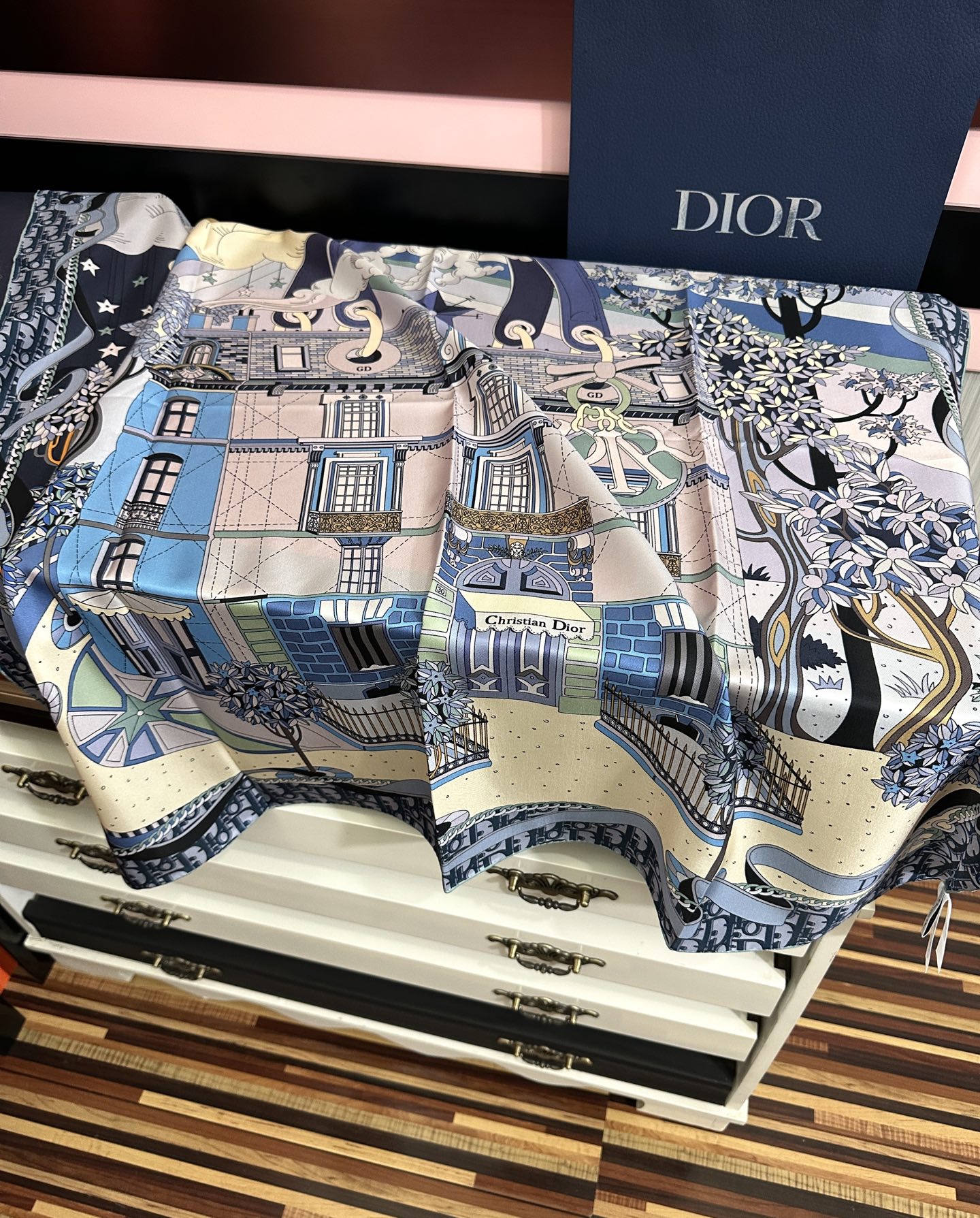 。上新 高版本Dior2026最新款 这款方巾饰以 Christian 印花[嘴唇]点缀以充满诗情画意的