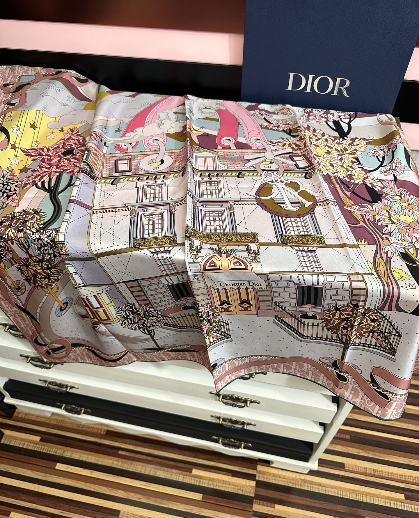。上新 高版本Dior2026最新款 这款方巾饰以 Christian 印花[嘴唇]点缀以充满诗情画意的