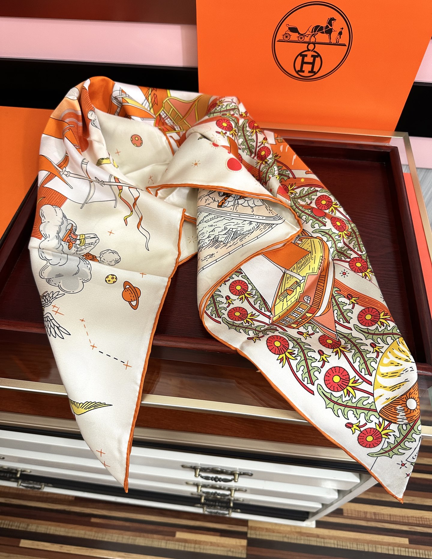 新款。HERMES 2026官网同步 【诗意遨游】[太阳]精致卷边[嘴唇]品质感很显好[得意]好搭到上瘾