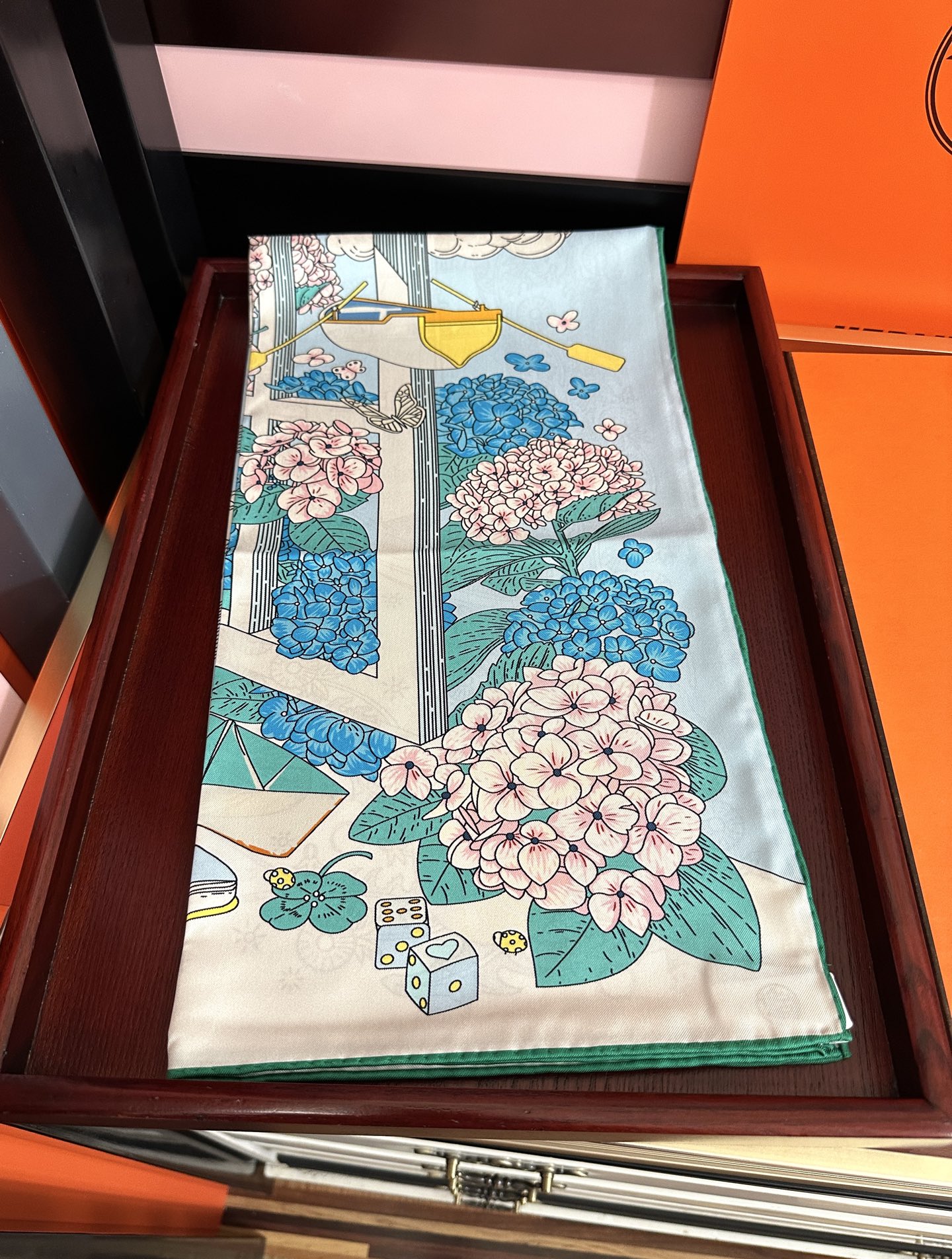 新款。HERMES 2026官网同步 【诗意遨游】[太阳]精致卷边[嘴唇]品质感很显好[得意]好搭到上瘾