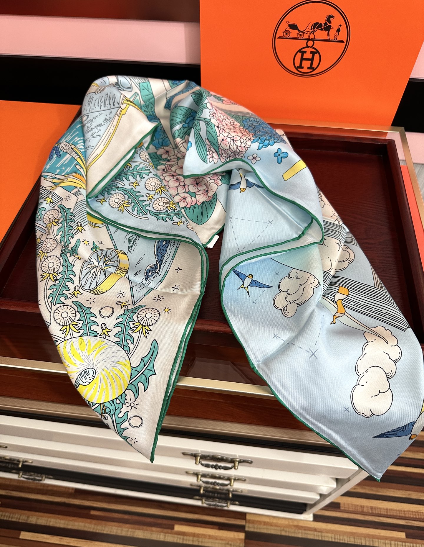 新款。HERMES 2026官网同步 【诗意遨游】[太阳]精致卷边[嘴唇]品质感很显好[得意]好搭到上瘾