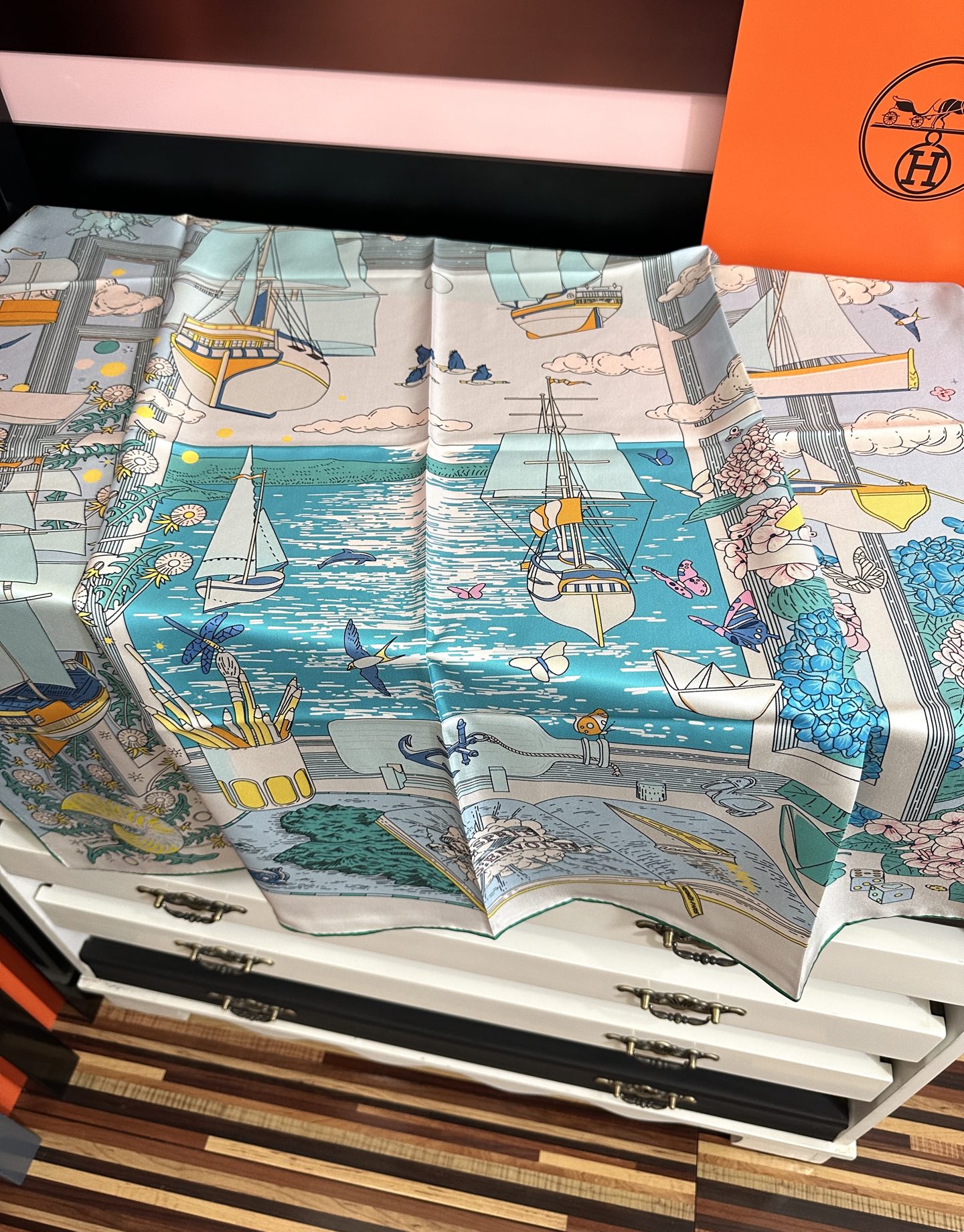 新款。HERMES 2026官网同步 【诗意遨游】[太阳]精致卷边[嘴唇]品质感很显好[得意]好搭到上瘾
