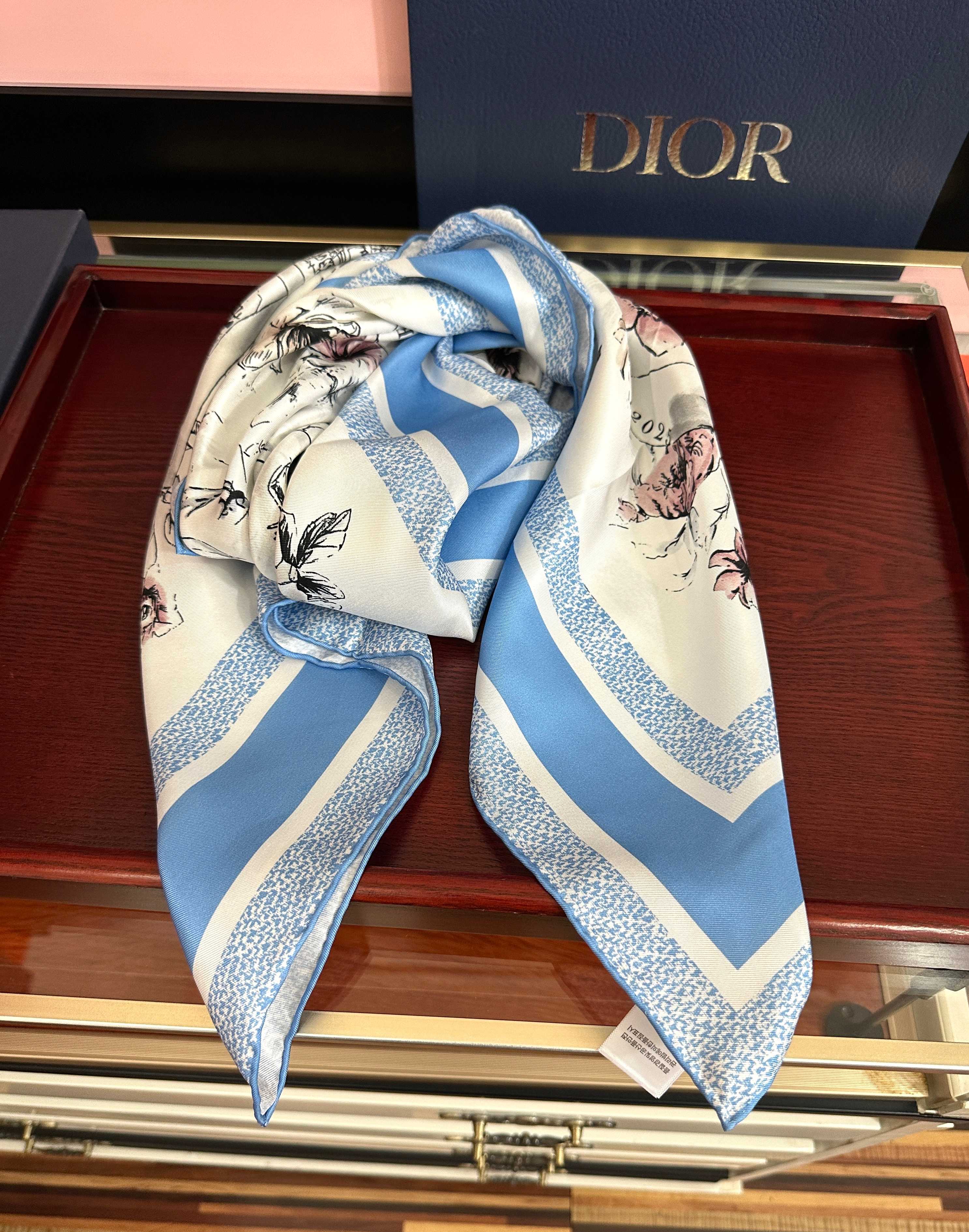 🆕 🔥新款 Dior 26最新款官网同步[庆祝]以优雅而诗意的设计全新演绎主题[玫瑰]采用白色和淡粉色桑蚕丝斜纹面料精心