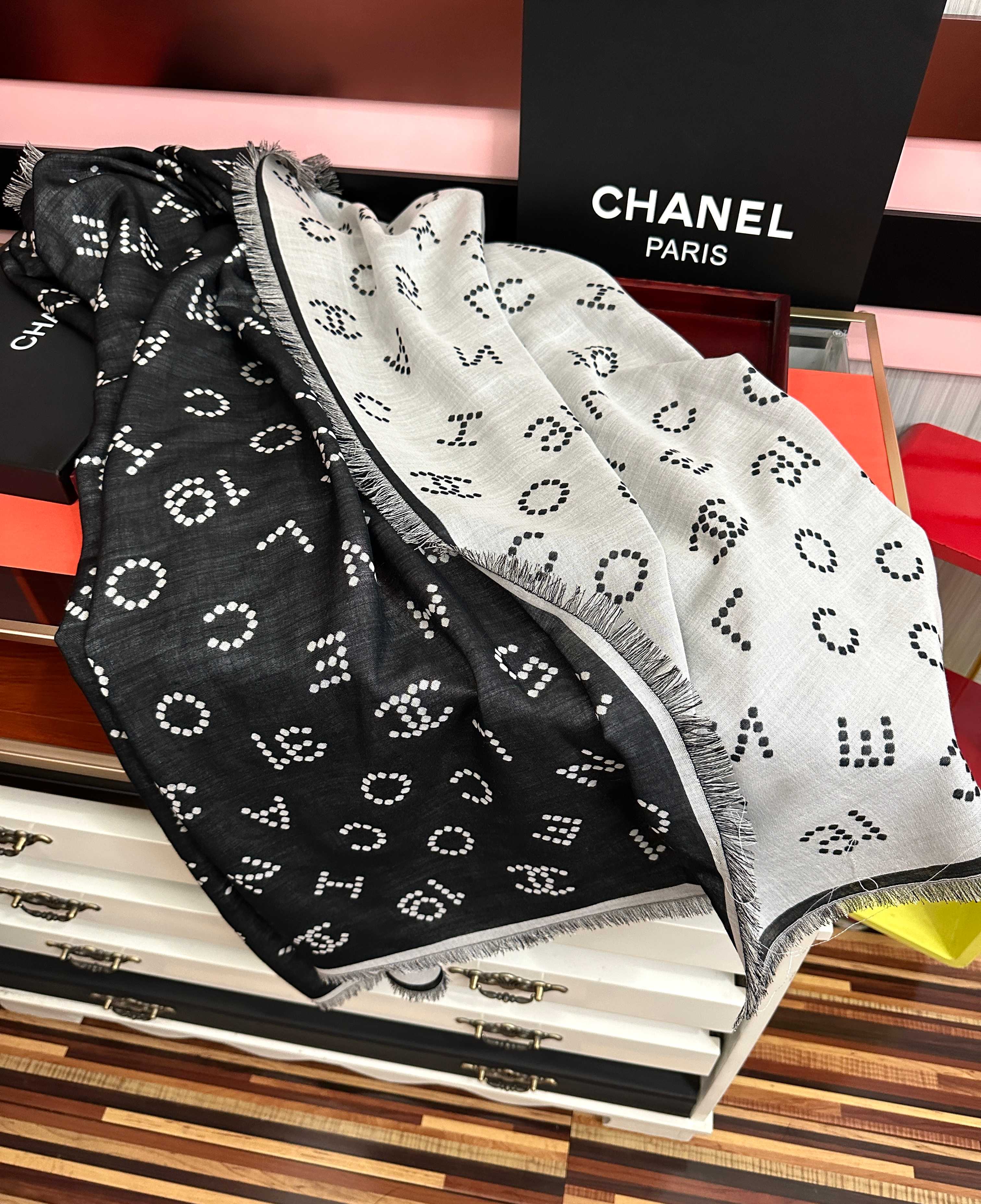 高版本  顶级品质 香奈儿❤️珍珠logo 经典茶花优雅Coco风[礼物]Chanel最新丝绒大方巾~气质到骨子里[强]