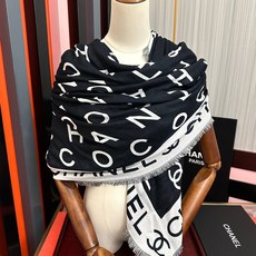 🔥小香大字母双层提花 宝藏单品🤩标志性设计,简洁字母Logo,混纺面料轻盈柔软,丝滑有坠感,四季皆宜,既保暖又不显厚重 🔥小香大字母双层提花 宝藏单品🤩标志性设计,简洁字母Logo,混纺面料轻盈柔软,丝滑有坠感,四季皆宜,既保暖又不显厚重
