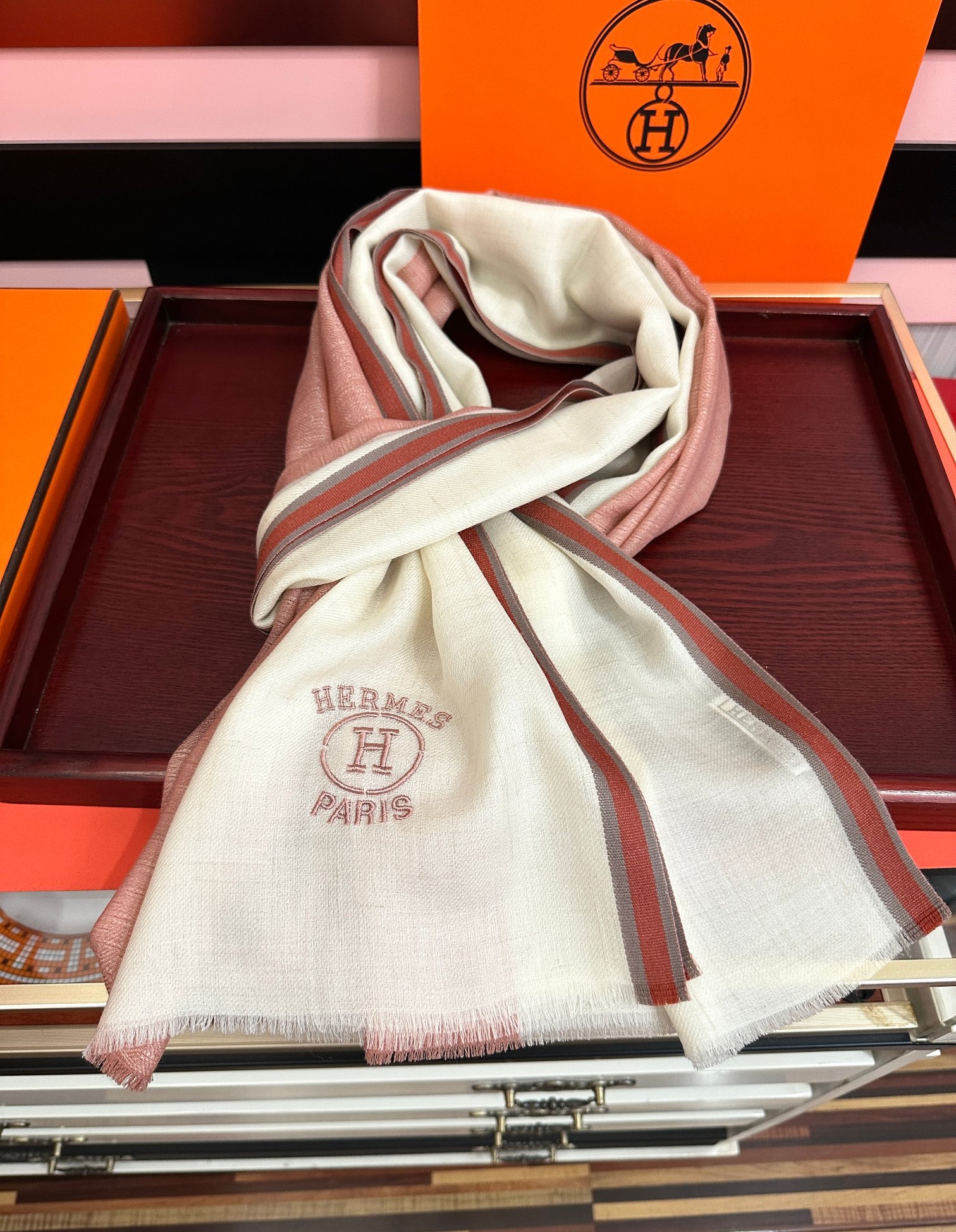 新款爱马士🧣太美了[庆祝]万众瞩目经典版到货🎆最优质的年轻设计师推出的最新概念👓搭配调色纱染再色织🎉交织
