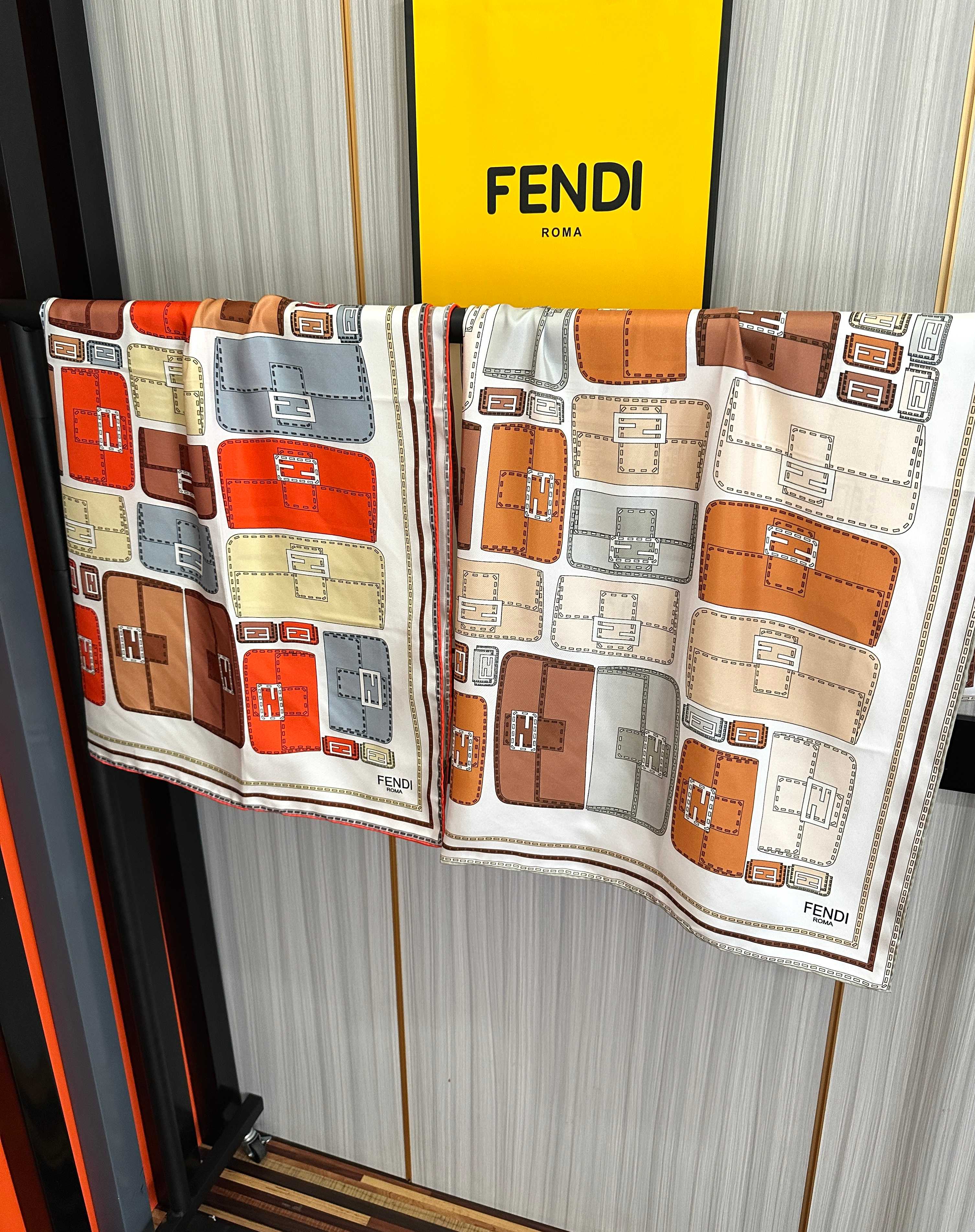 高版本FENDI[庆祝]2026本年度最好看的丝巾没有之一了👍满身印有不同尺寸的米色和棕色标志性F Baguette手袋