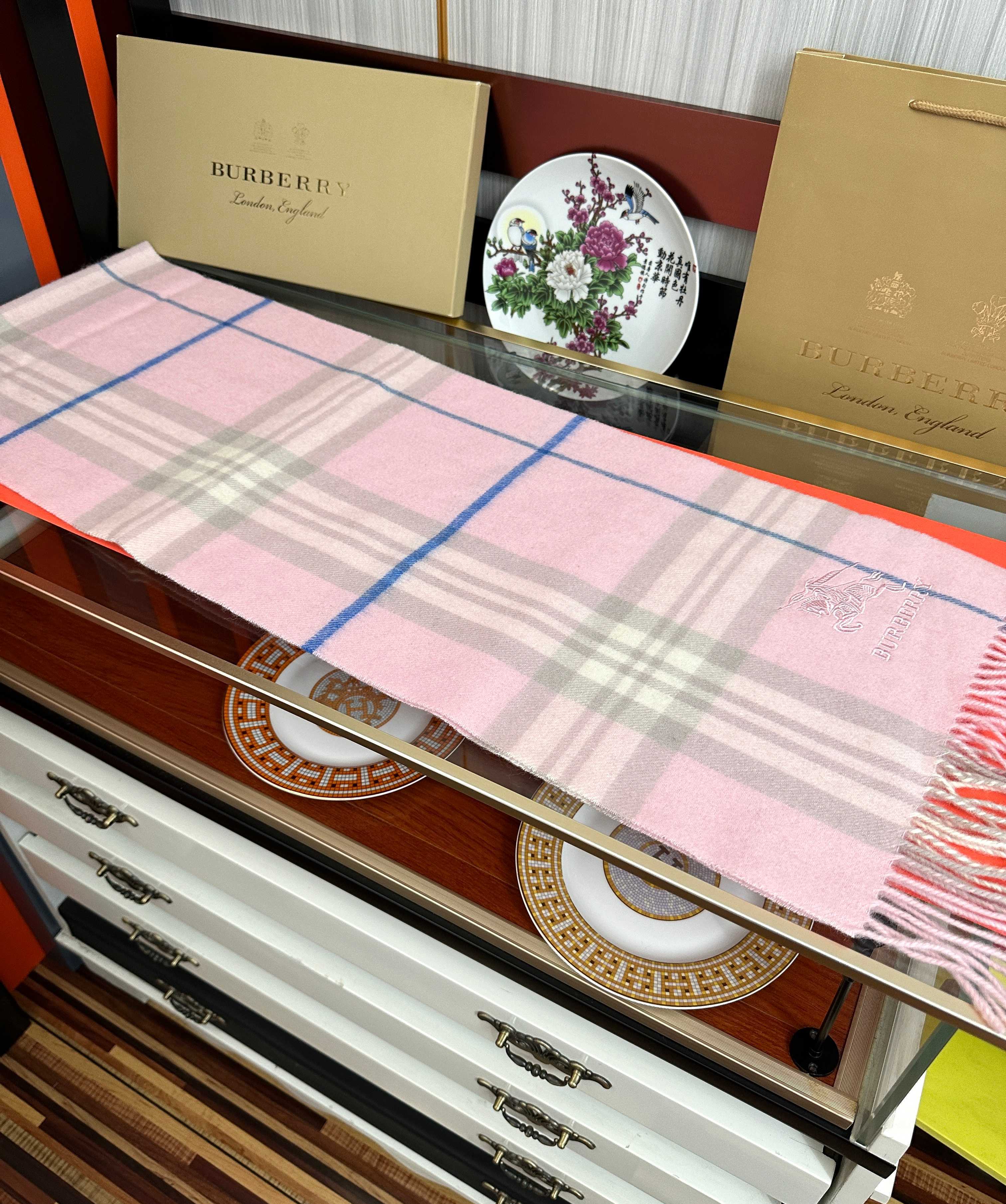 🔥巴宝莉2026。最新款💖【经典格子战马】男女通用情侣👫款，永不过时，上身效果非常棒👍质感醇尚的苏格兰风