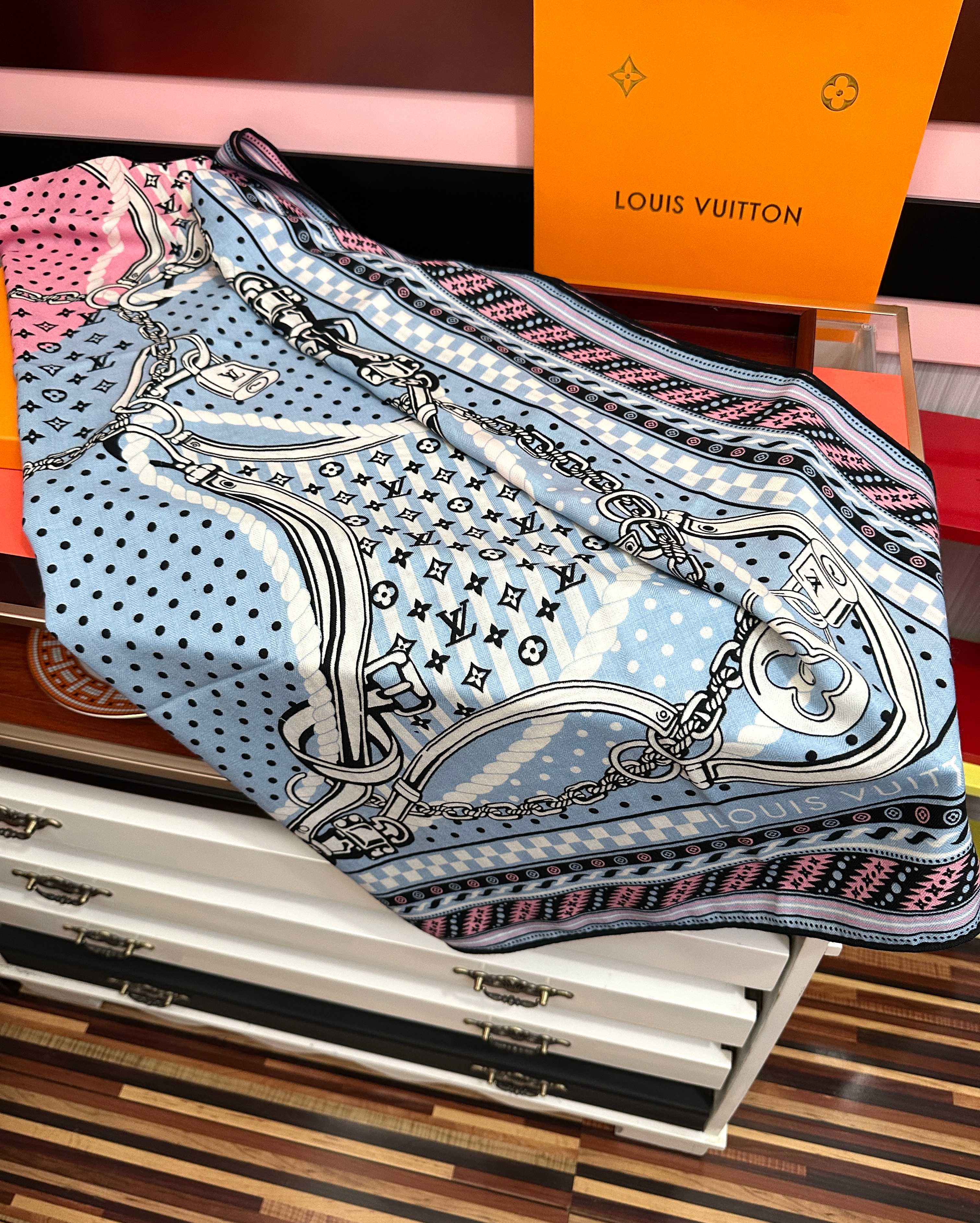 高品质 上新❤️LV 【双面同色】经典优雅[礼物]~气质到骨子里[色]新一季的面料超高级，真心超级柔软，