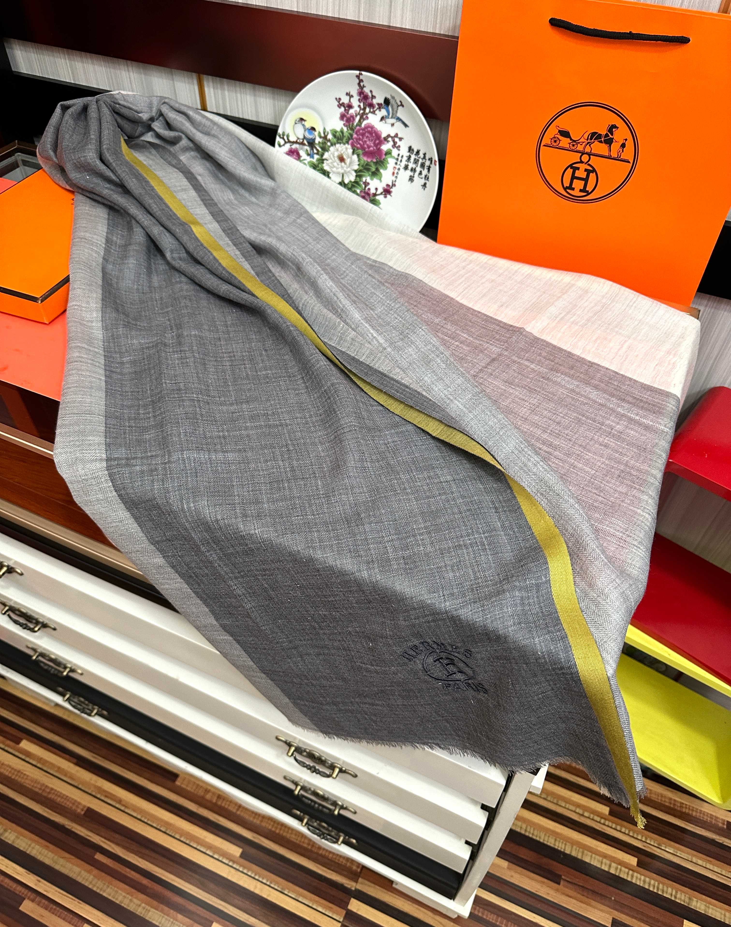 爱马士 🧣万众瞩目内蒙古绣标经典版到货🎆最优质的年轻设计师推出的最新概念👓搭配调色纱染再色织🎉交织在一起