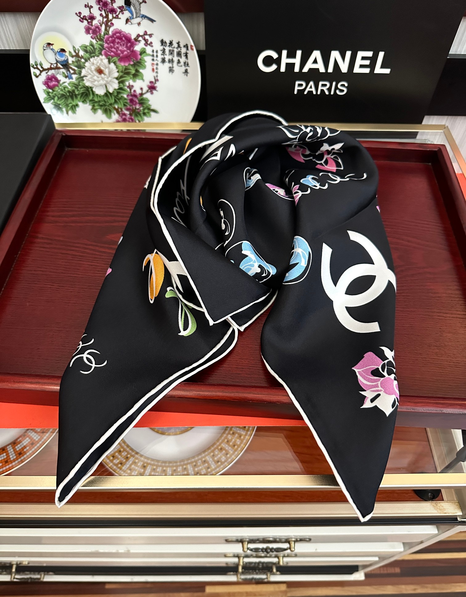 🔥双面同色 香奈儿18姆米 高版本👍香奶奶永远都是比较经典[發]一条印有字母Logo交织图案巧妙搭配[得