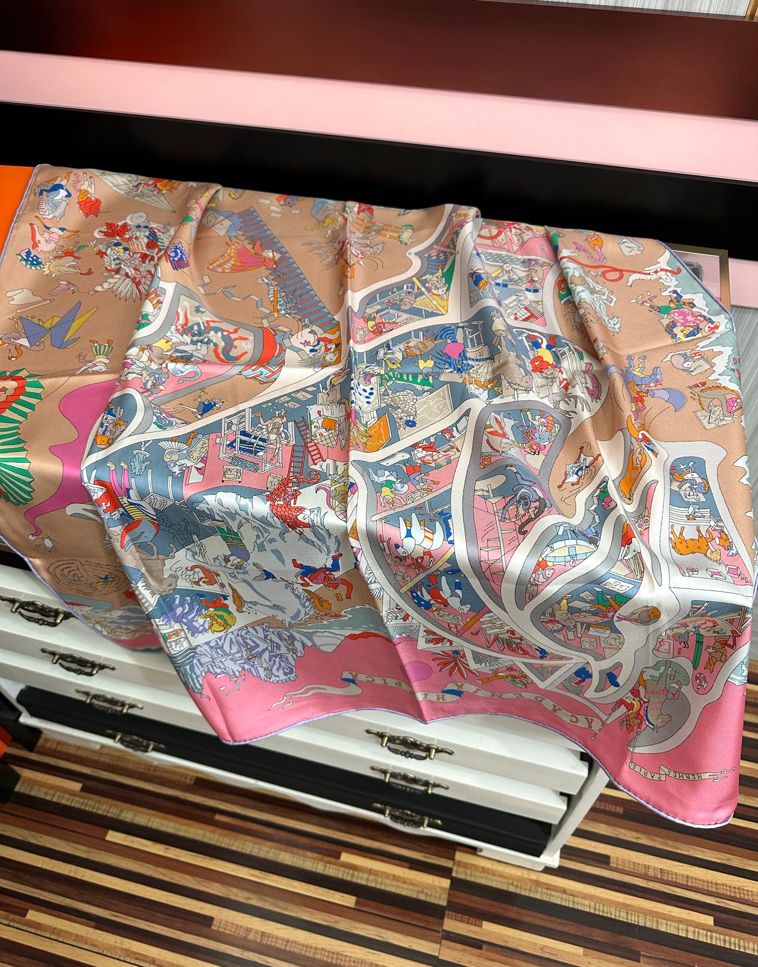 新款爱马仕 官网同步[庆祝]“骏马奔腾”90经典藏方巾  双面同色  通过别致的经典色彩向原创设计致敬[
