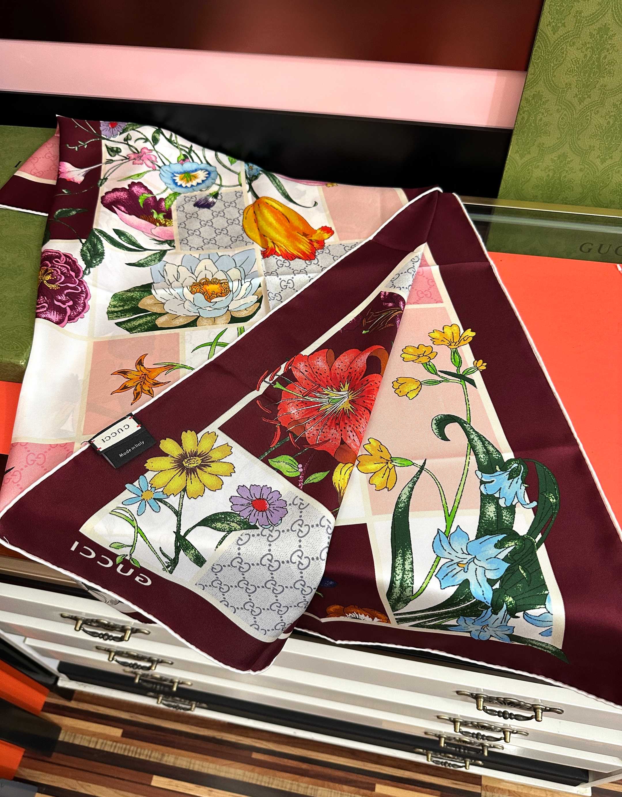 🔥新款Gucci 2026印花双面同色桑品牌桑蚕丝配饰系列秉承经典[强]以华贵材质、精湛工艺与清新色调焕