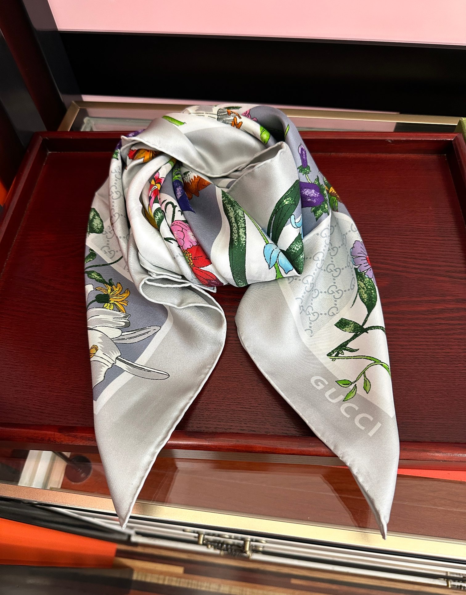 🔥新款Gucci 2026印花双面同色桑品牌桑蚕丝配饰系列秉承经典[强]以华贵材质、精湛工艺与清新色调焕
