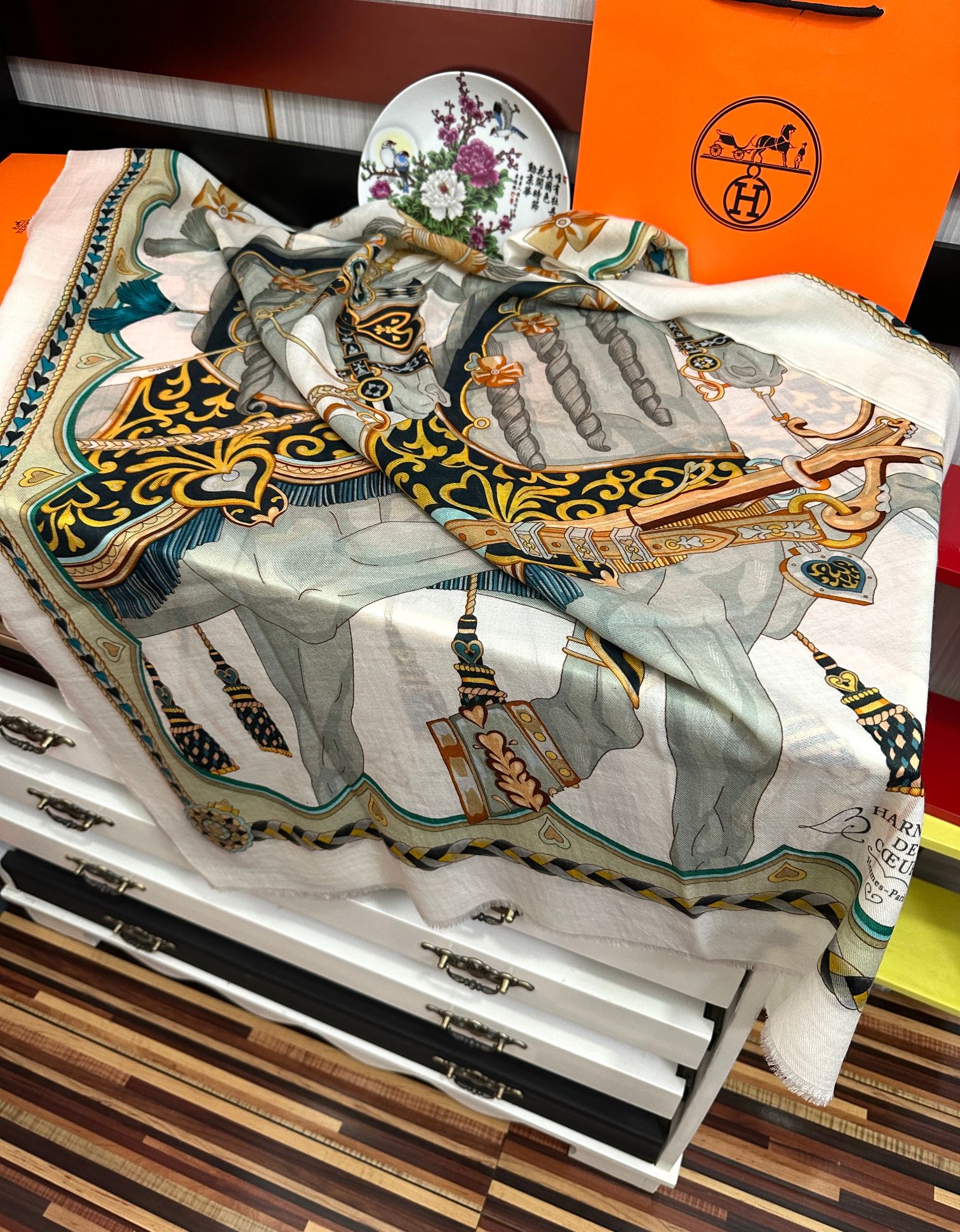 🔥新款羊绒 爱马仕2026 最新款顶级设计太美了，真心赞👍😘💍实物真心美 🎀披肩配以印花💓💃🏻无论设计喷
