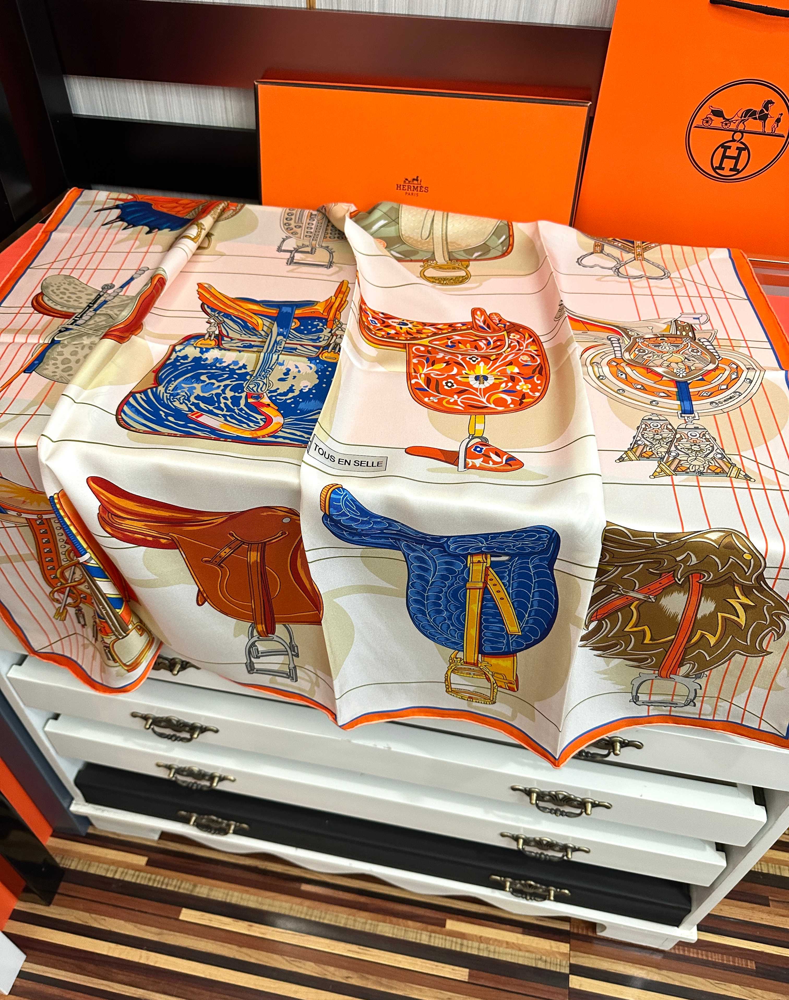 2011HERMES 【鞍上世界】[太阳]精致卷边[嘴唇]太美了品质感很显好[得意]好搭到上瘾的丝巾[色]带着不显山不露