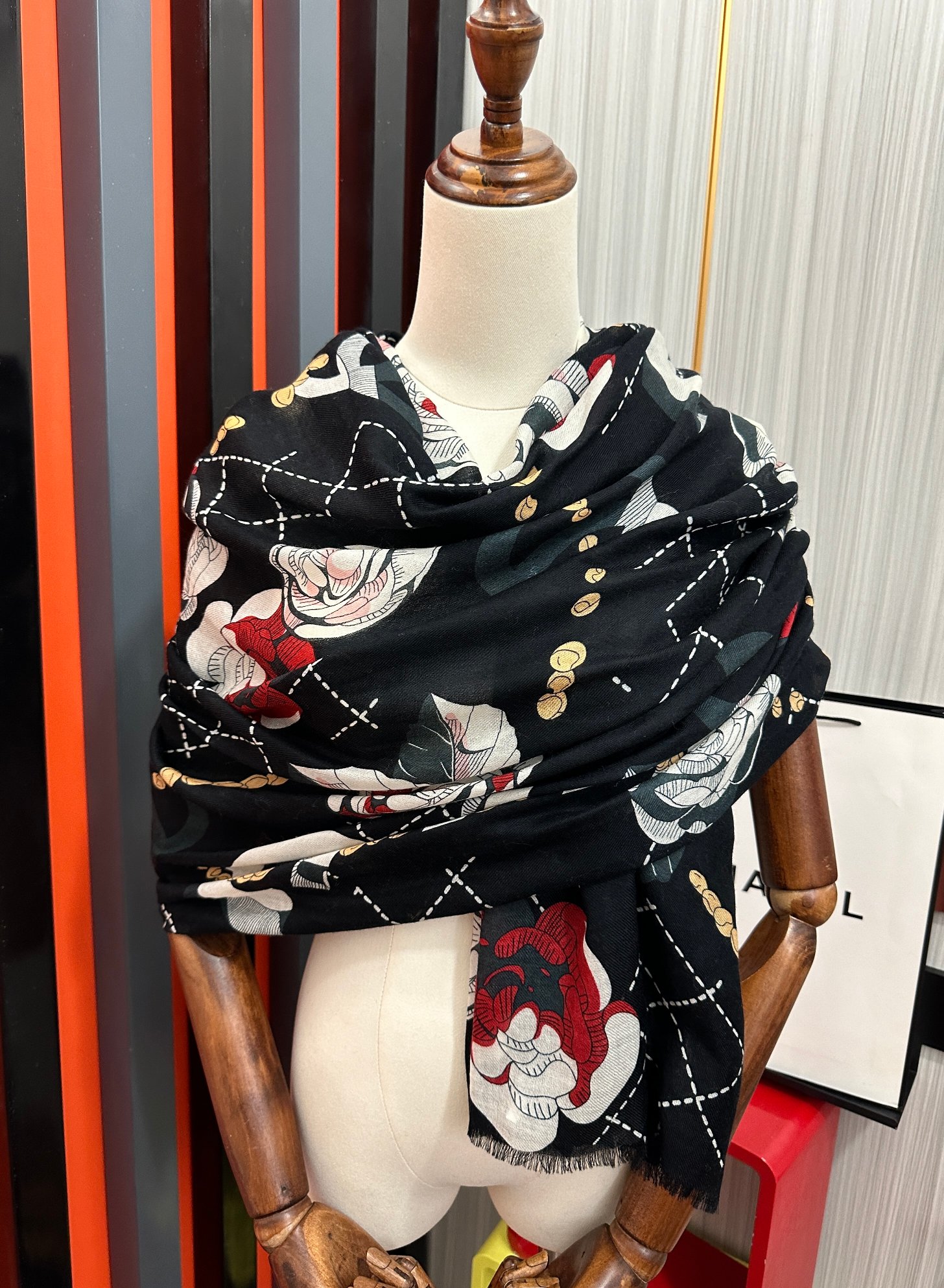 上新 小香2026最新款、太美到心动😘【花朵🌼双c羊绒长巾】实物真心美 🎀披肩配以印花💓无论设计喷绘都是非常到位☀️细节