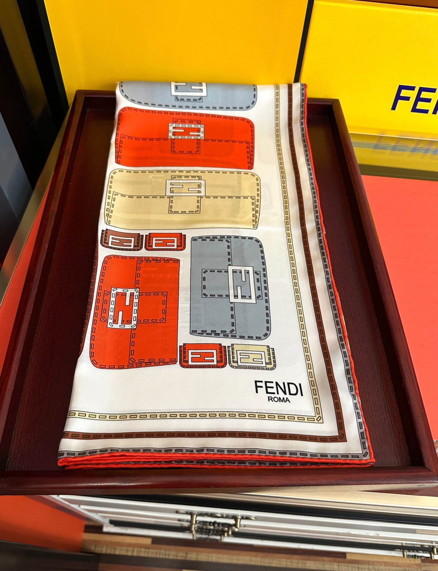 高版本FENDI[庆祝]2026本年度最好看的丝巾没有之一了👍满身印有不同尺寸的米色和棕色标志性F Baguette手袋
