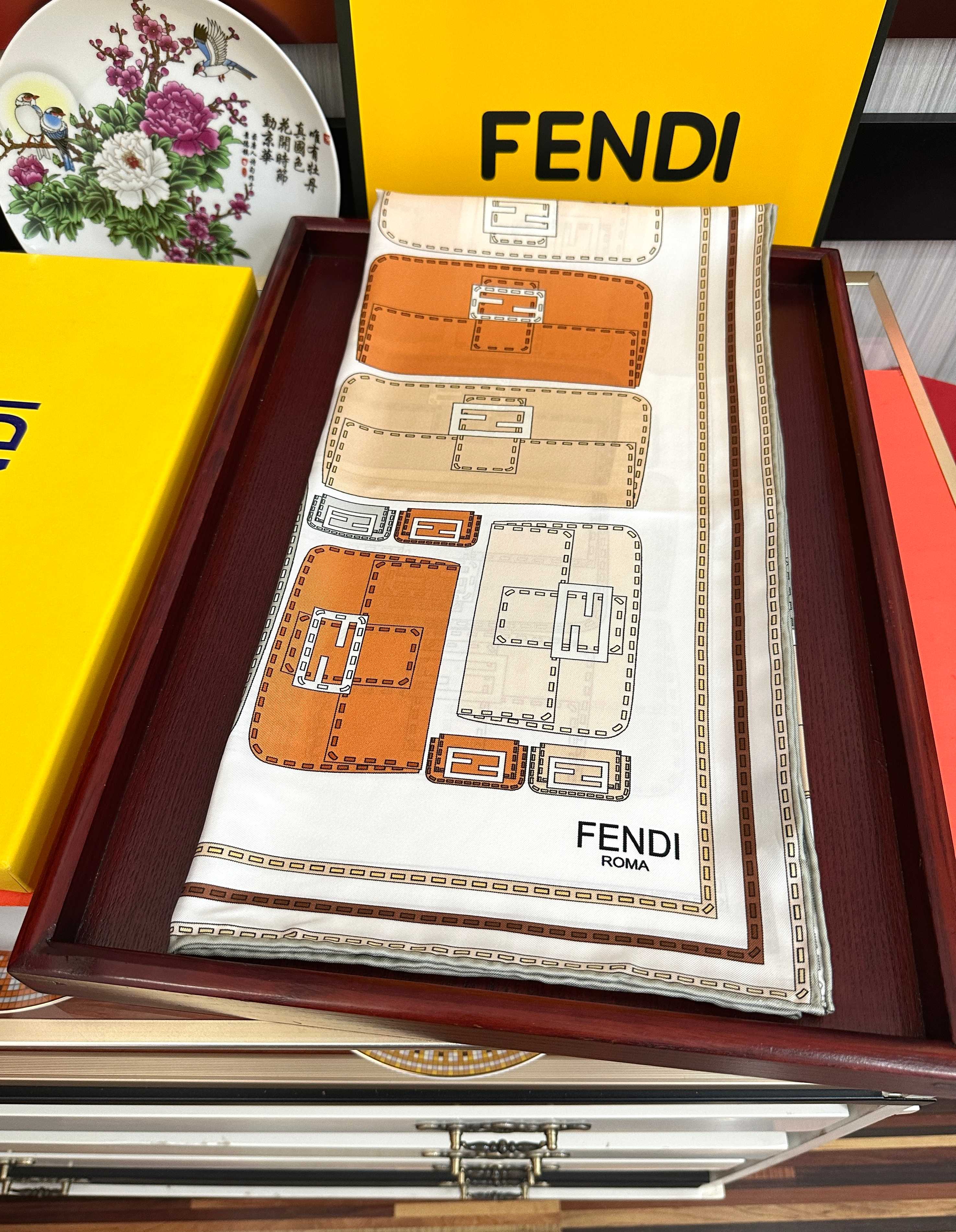 高版本FENDI[庆祝]2026本年度最好看的丝巾没有之一了👍满身印有不同尺寸的米色和棕色标志性F Baguette手袋