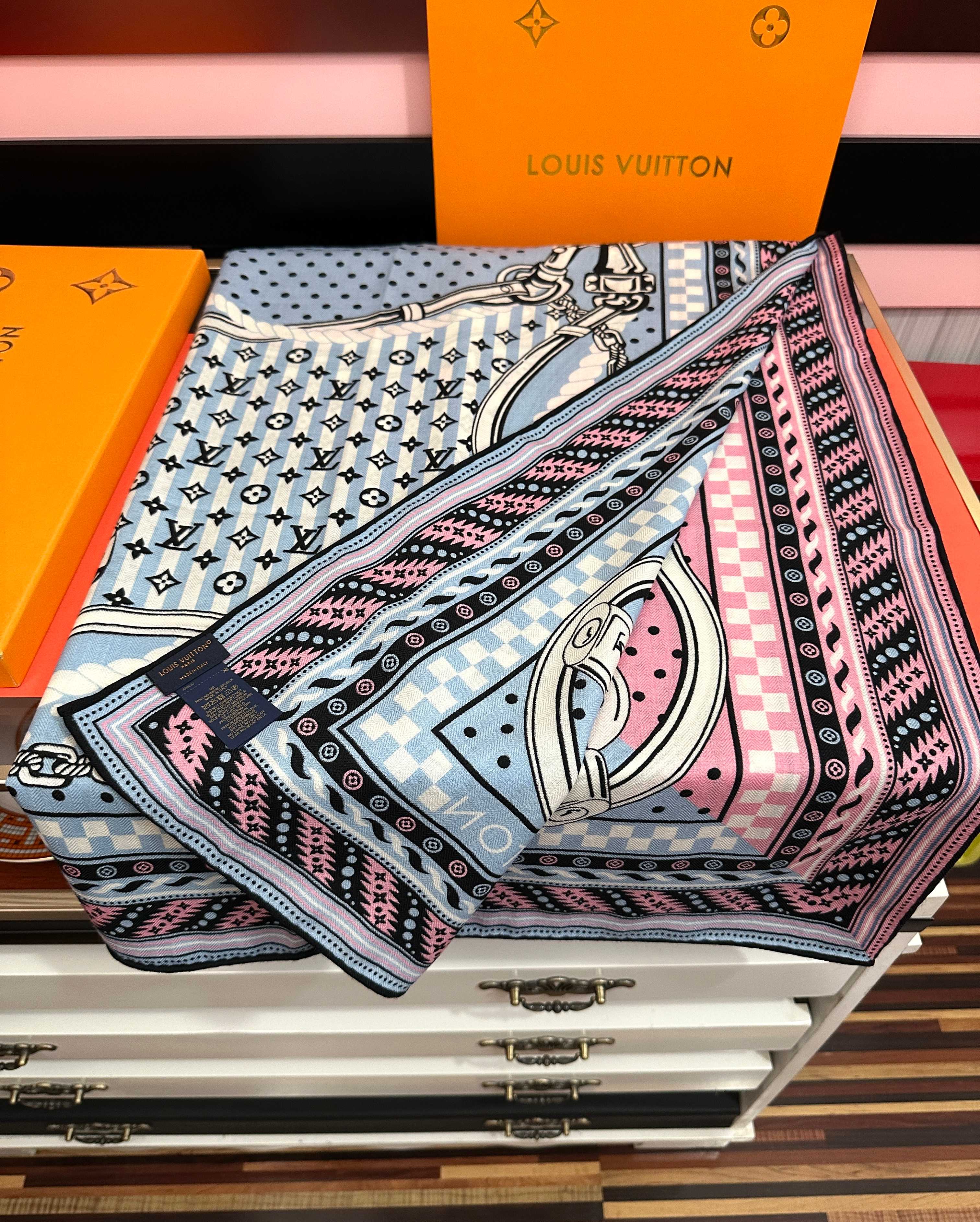 高品质 上新❤️LV 【双面同色】经典优雅[礼物]~气质到骨子里[色]新一季的面料超高级，真心超级柔软，丝丝顺滑[太阳]