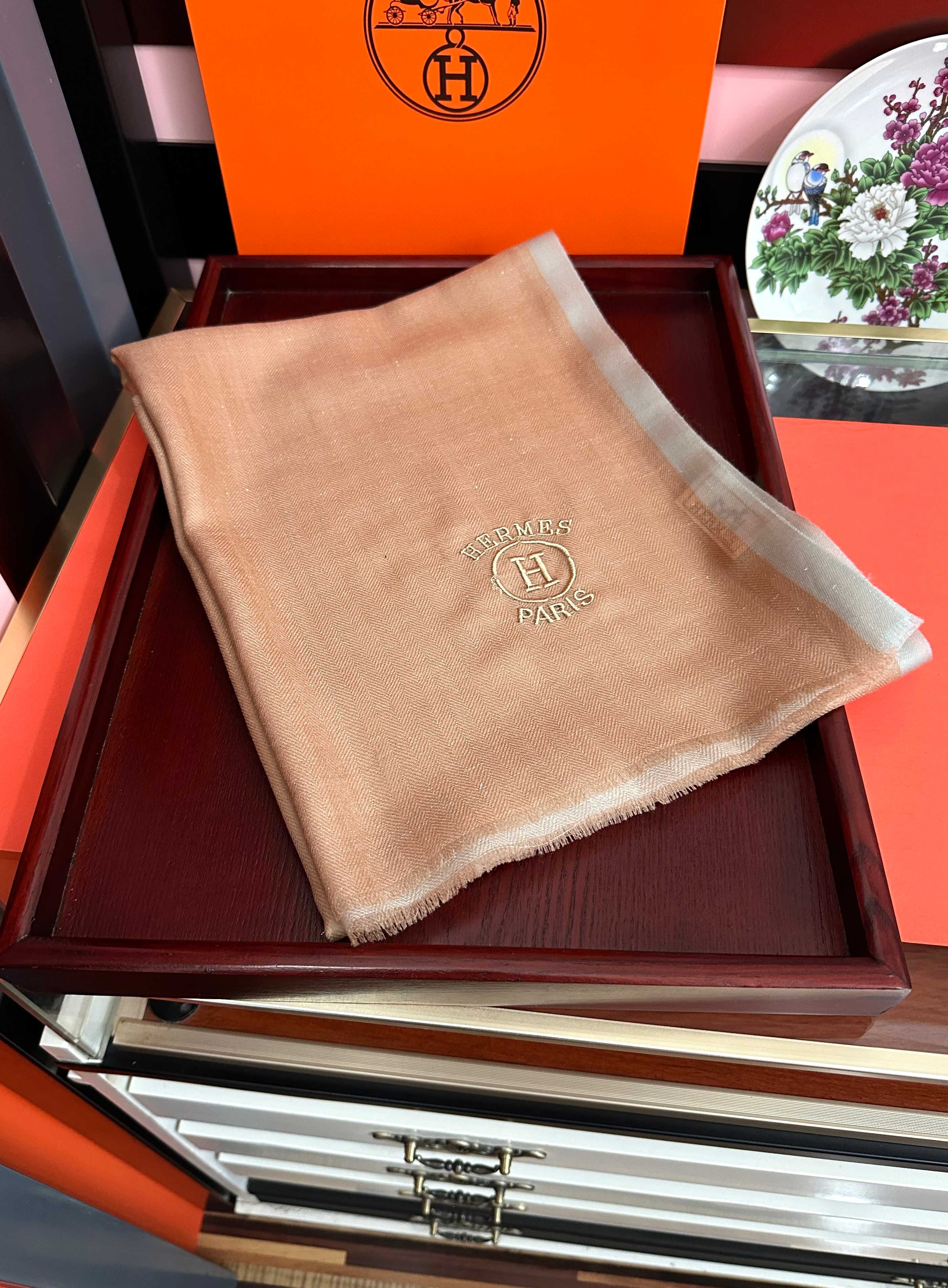 2011 爱马士 🧣万众瞩目内蒙古绣标经典版到货🎆最优质的年轻设计师推出的最新概念👓搭配调色纱染再色织🎉交织在一起形成新