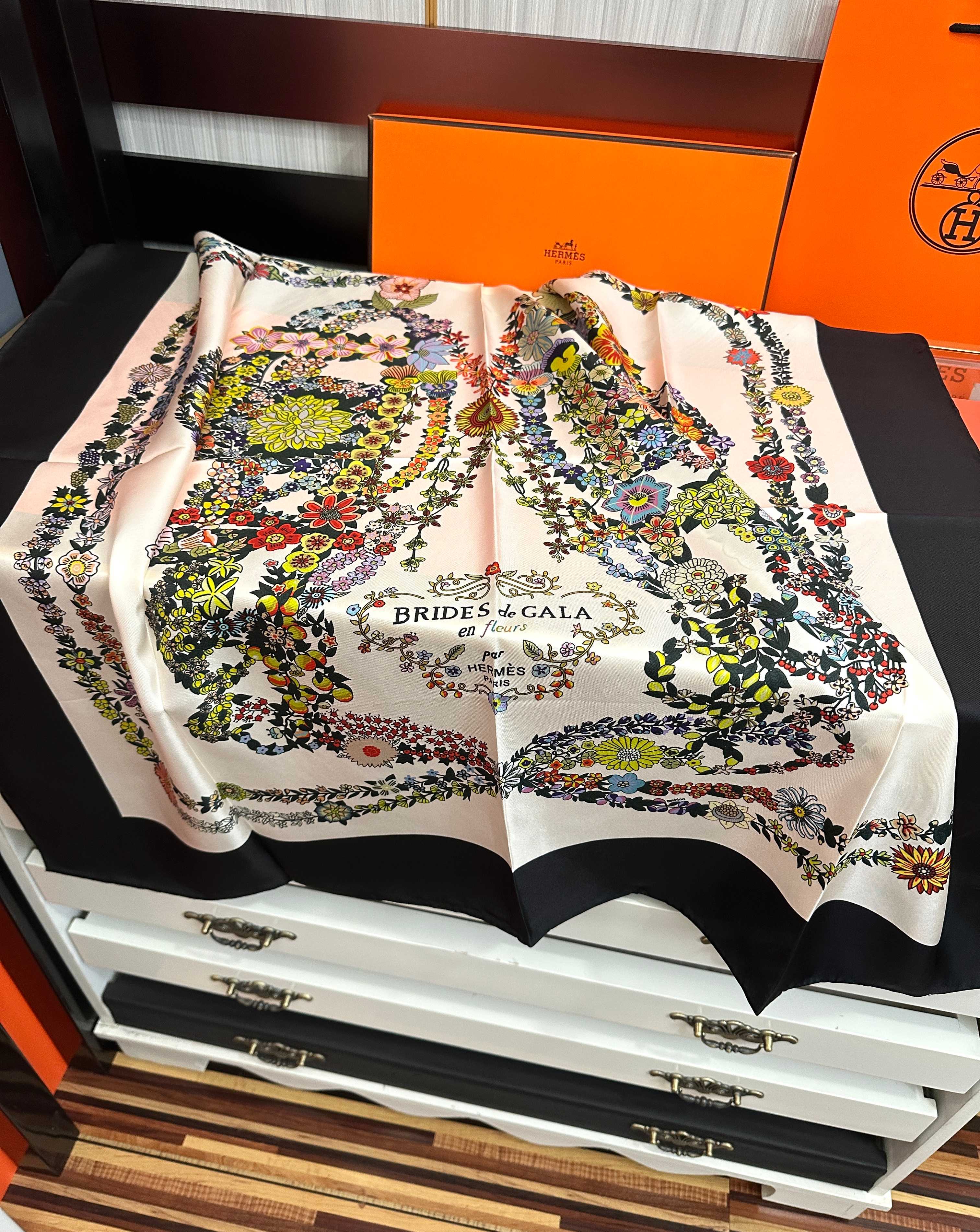 🔥高版本 爱马仕 2026经典单品展现强大而迷人的女性魅力精髓[色]此90方巾推陈出新[太阳]诠释无限的情感和自由，以别