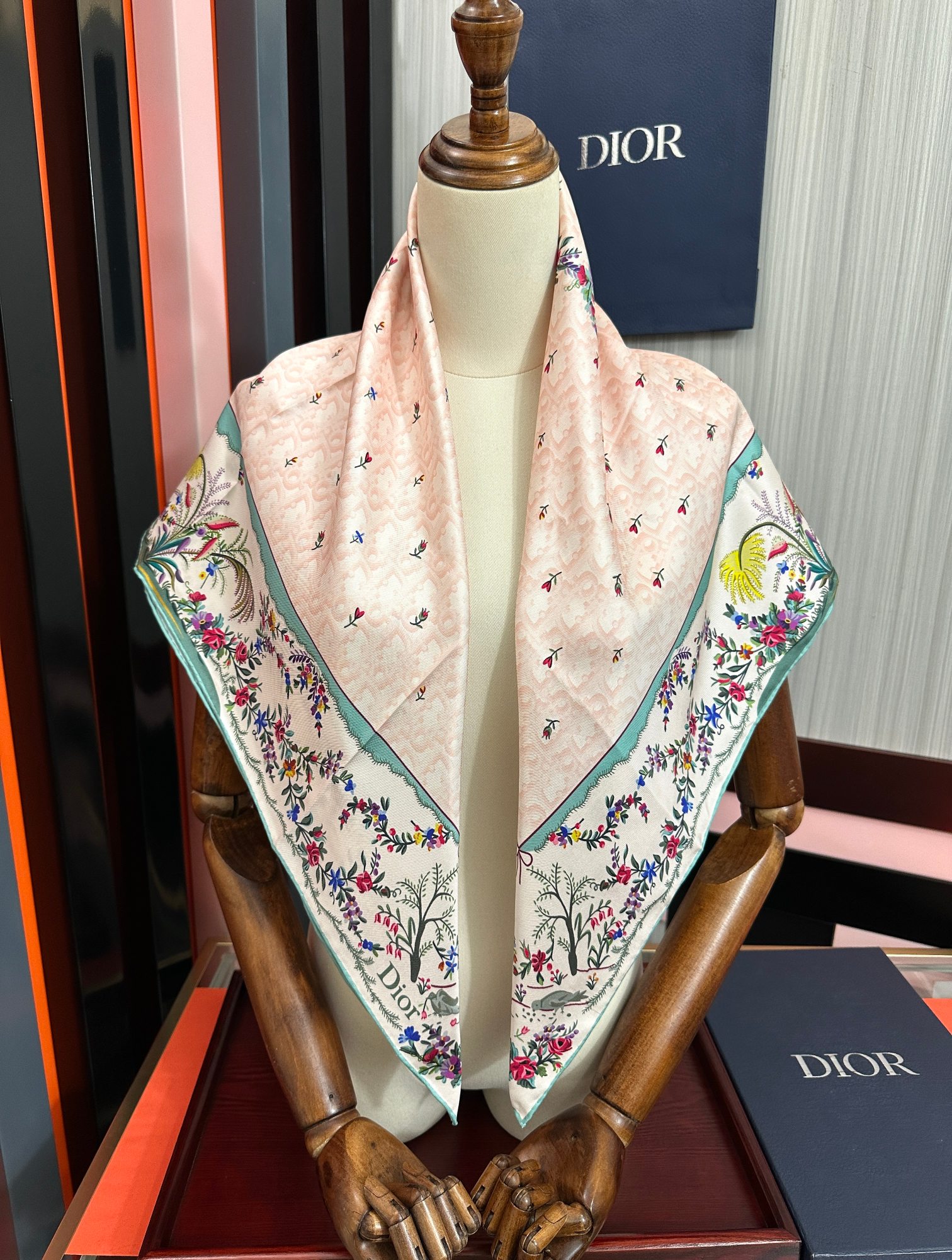 上新 高版本Dior [太阳]ZG2026最新款方巾饰以 Christian 印花[嘴唇]点缀以充满诗情画意的 设计符号