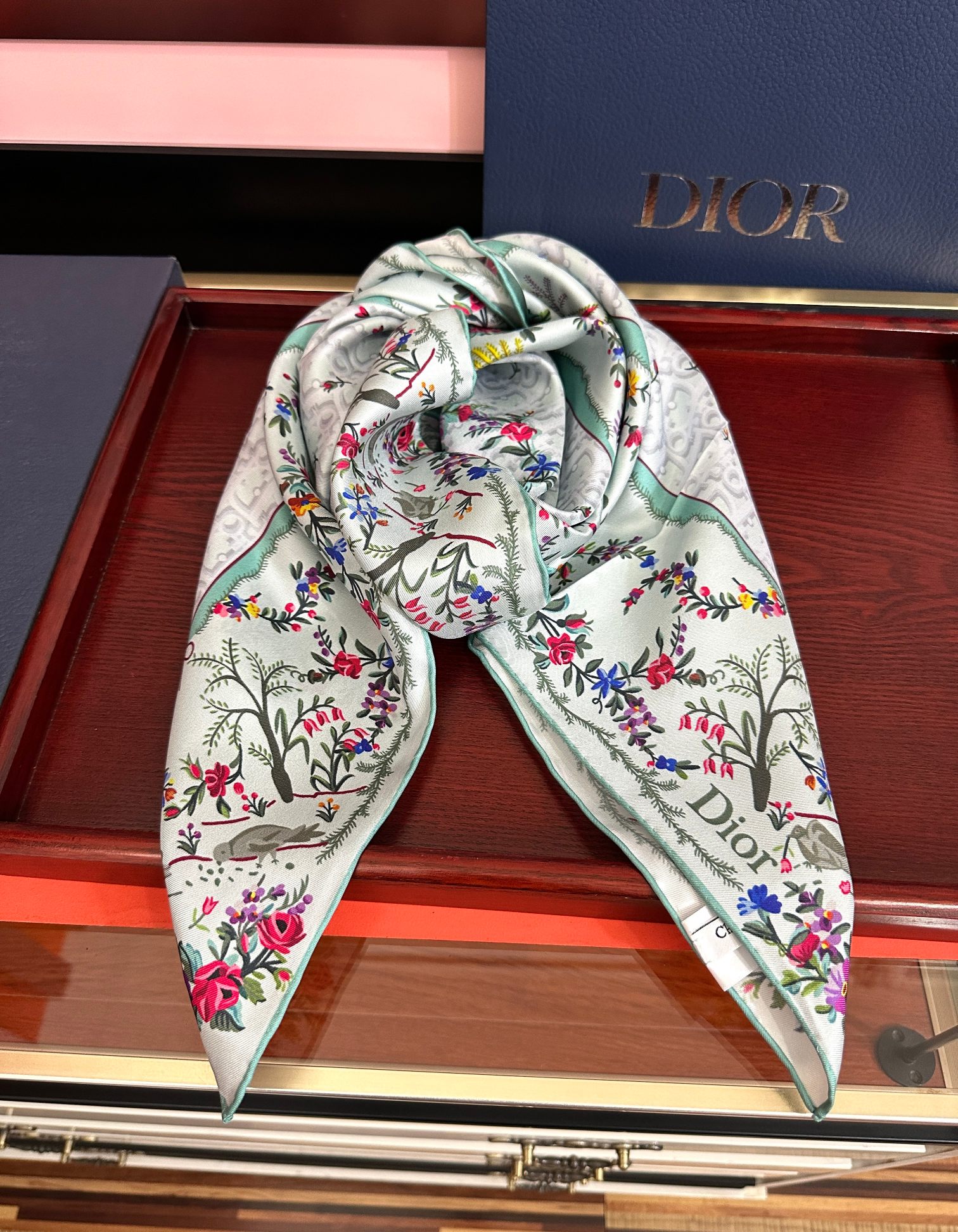 上新 高版本Dior [太阳]ZG2026最新款方巾饰以 Christian 印花[嘴唇]点缀以充满诗情画意的 设计符号