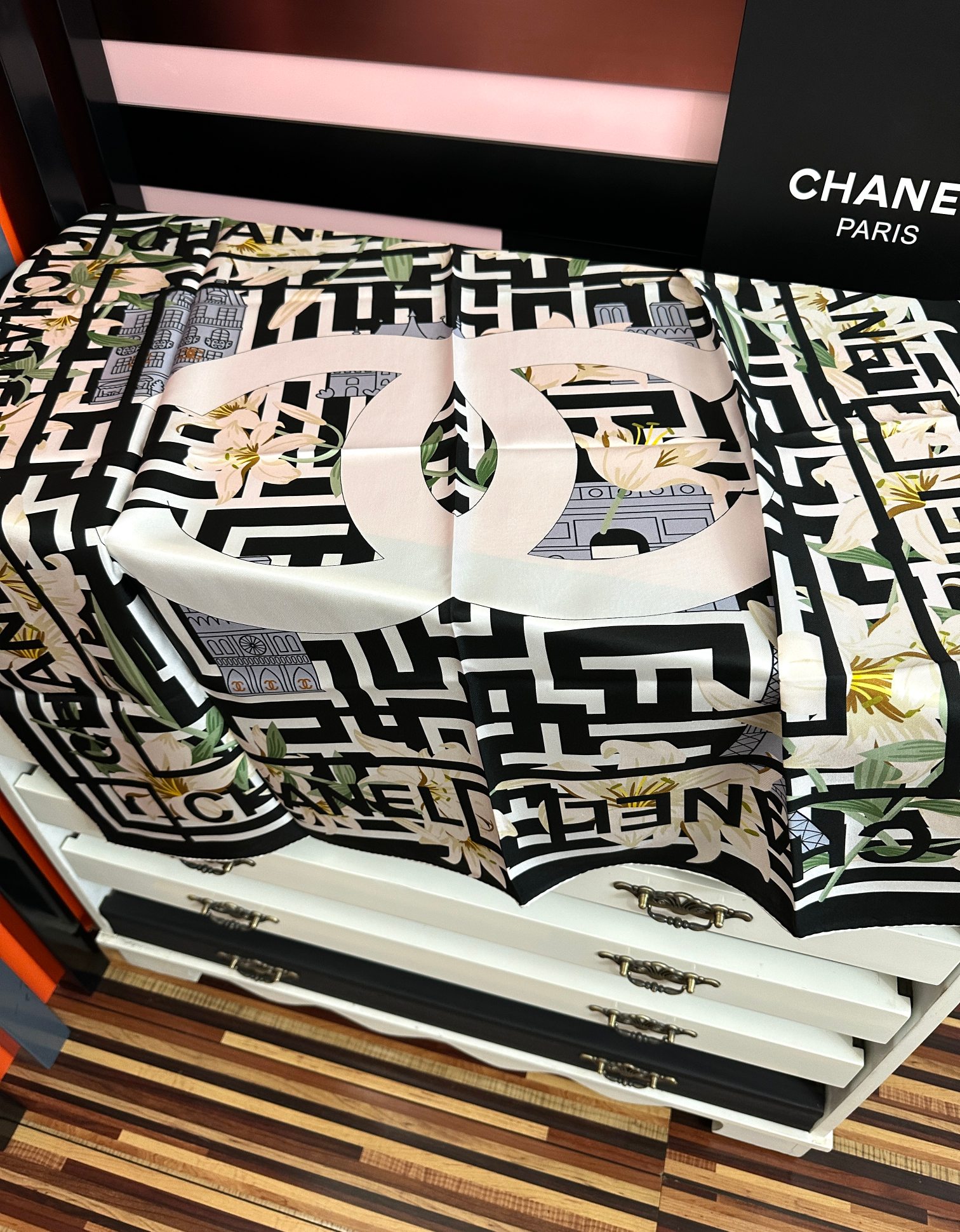 新款 小香🌟ZG同步[庆祝]真心美的让人非常非常心动 上身效果简直美翻了 品质非常完美👍‼️ 整个围巾给人气场的同时又非