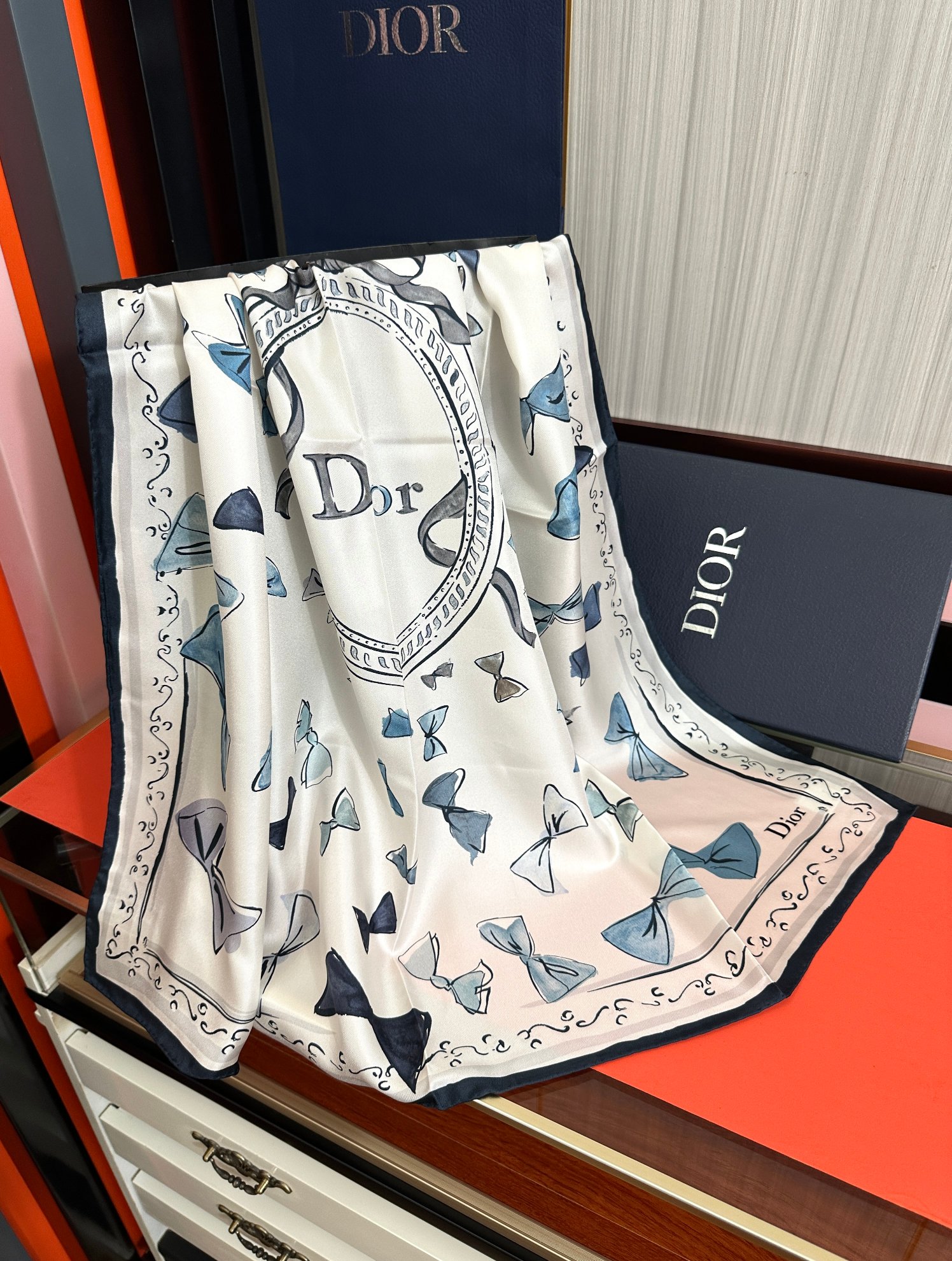 🔥新款 高版本Dior ZG同步 这款方巾饰以 Christian 印花[嘴唇]点缀以充满诗情画意的 设计符号和 先生钟