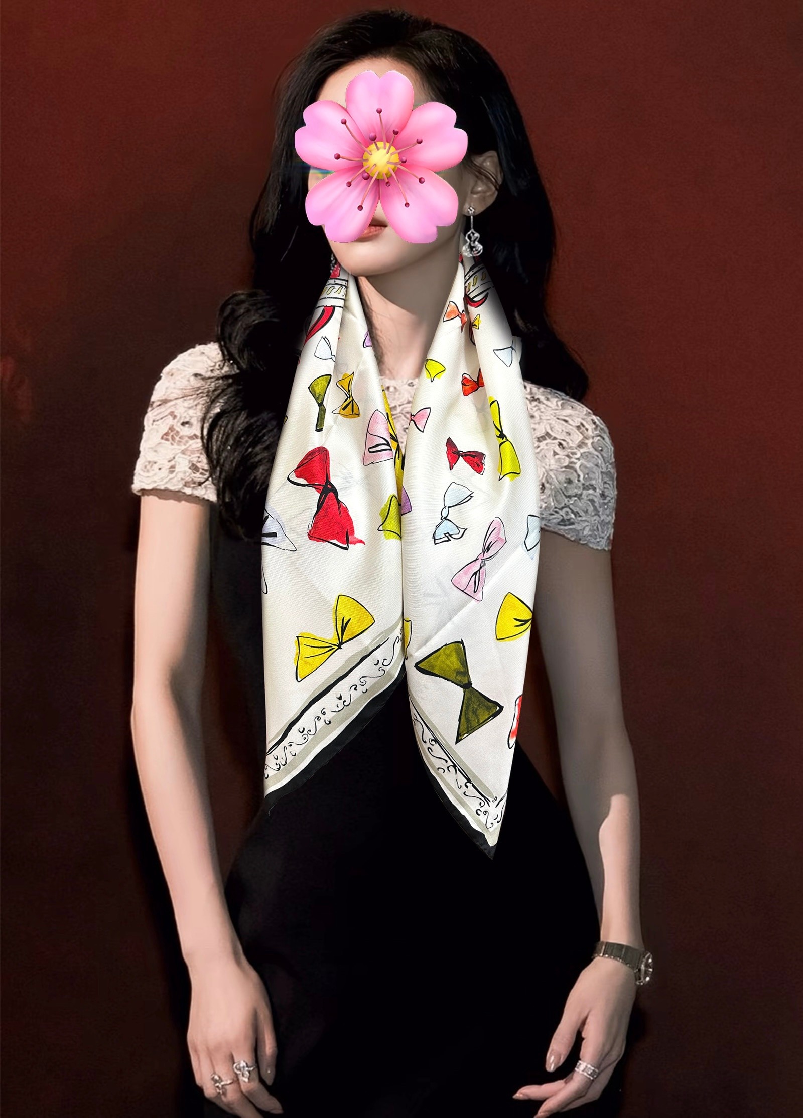 NO:945624,New High Edition Dior ZG Sync This square scarf is decorated with a Christian print [lips] embellished with poetic design symbols and Monsieur's beloved logo [proud] with a cross-stitch embroidery effect to highlight the retro aesthetic [celebration] crafted from ivory mulberry silk twill fabric [rose] decorated with multi-color patterns and hand-rolled edges [celebration] can be tied around the neck or used as a headscarf for a stylish classic look [lips] Size: 90x90  Material: real silk, 2-color high version scarf, high version scarf, dior, real silk19860909新款 高版本Dior ZG同步 这款方巾饰以 Christian 印花[嘴唇]点缀以充满诗情画意的 设计符号和 先生钟爱的标识[得意]以十字针法刺绣效果彰显复古美学[庆祝]采用象牙色桑蚕丝斜纹面料精心制作[玫瑰]饰以多色图案和手工卷边[庆祝]可系在颈部或作为头巾使用,打造时尚的经典造型[嘴唇]尺寸:90x90 材质真丝,2色高版本围巾,高版本围巾,dior,real silk,scarf
