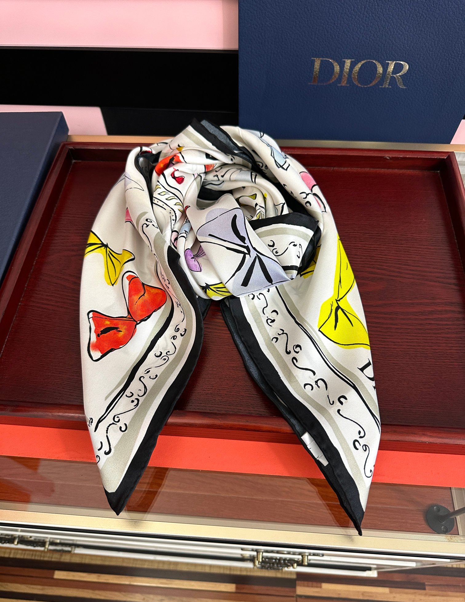🔥新款 高版本Dior ZG同步 这款方巾饰以 Christian 印花[嘴唇]点缀以充满诗情画意的 设计符号和 先生钟