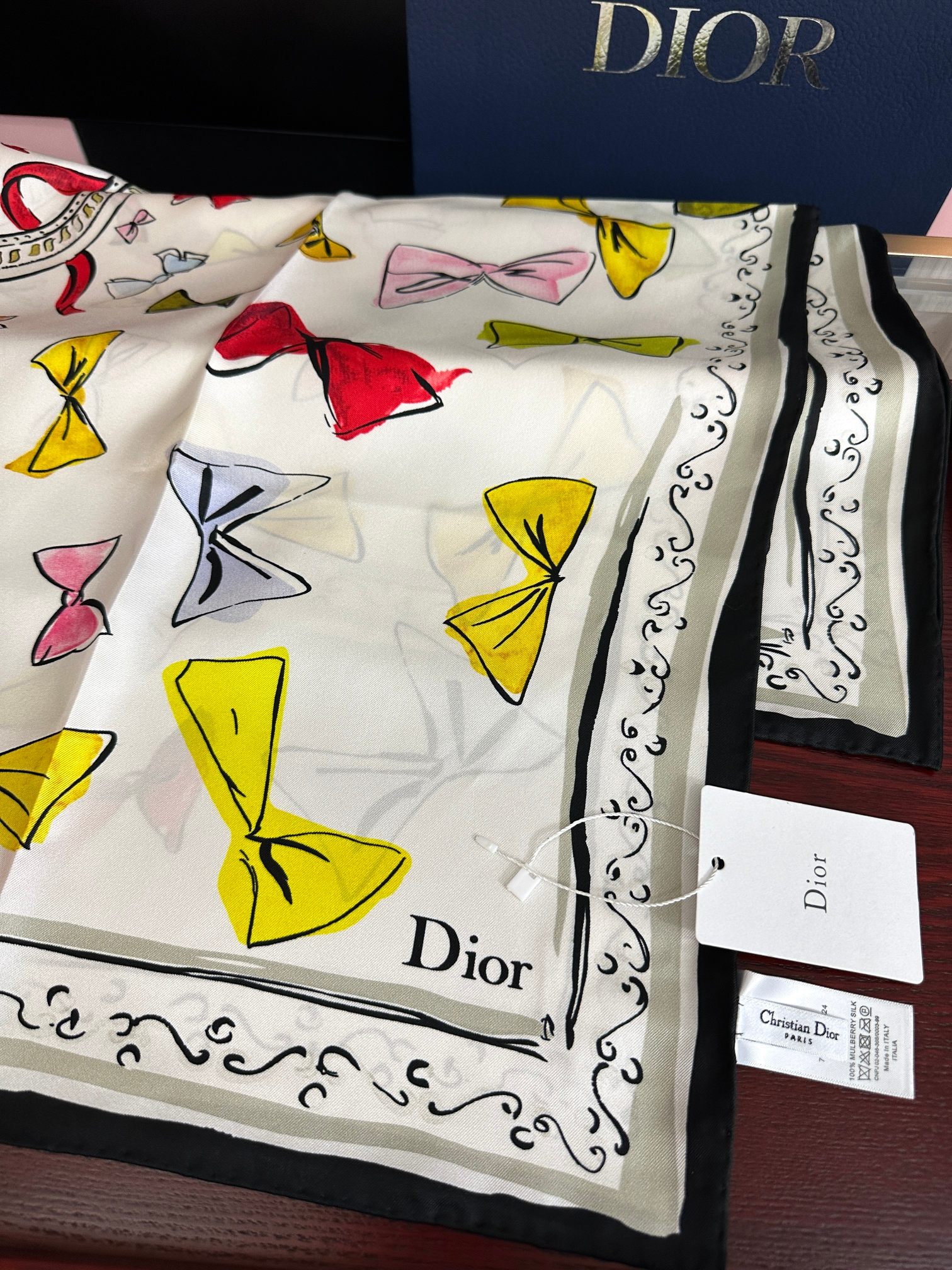 🔥新款 高版本Dior ZG同步 这款方巾饰以 Christian 印花[嘴唇]点缀以充满诗情画意的 设计符号和 先生钟