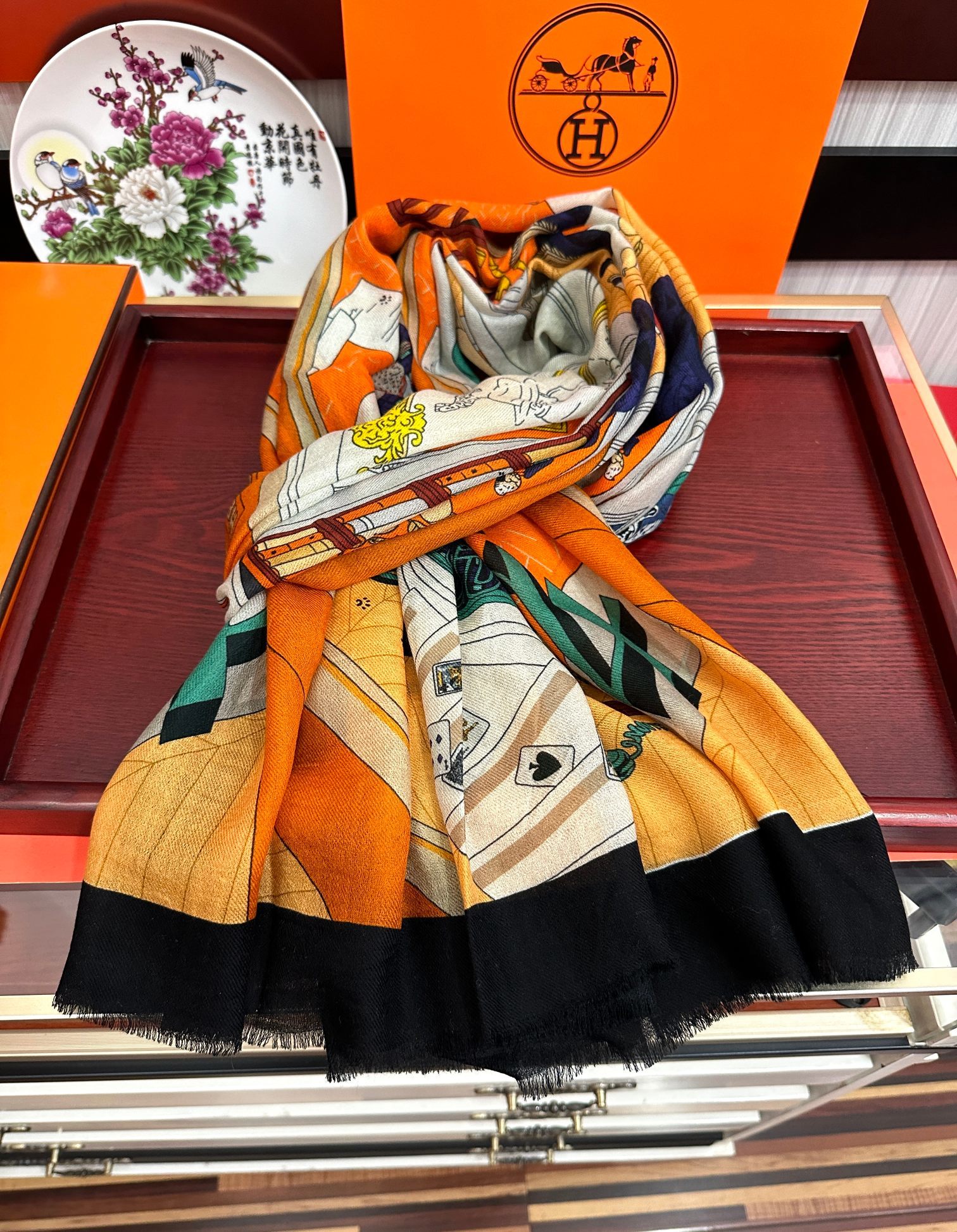 新款羊绒 爱马仕2026 最新款顶级设计太美了，真心赞👍😘💍实物真心美 🎀披肩配以印花💓💃🏻无论设计喷绘都是非常到位☀️