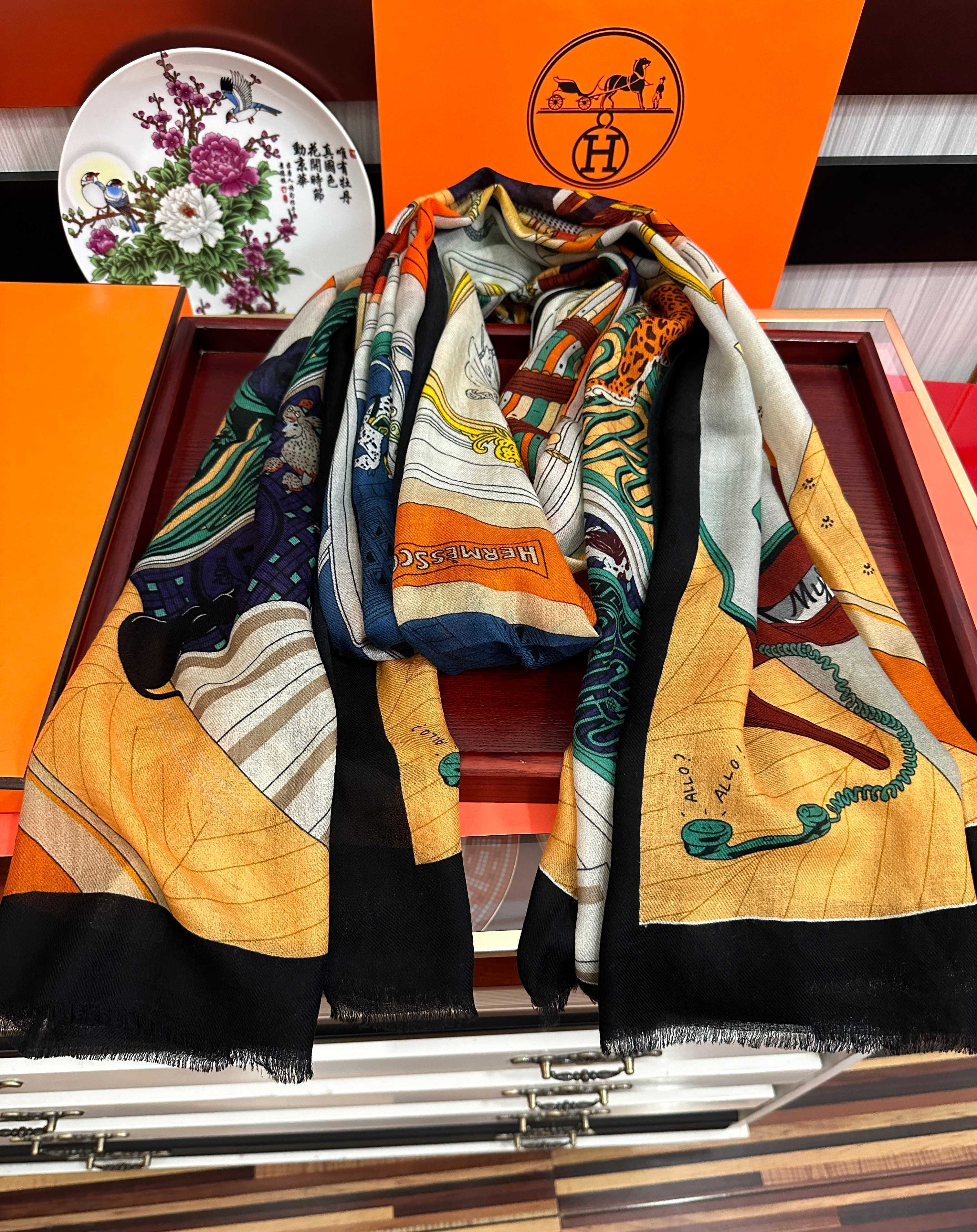 新款羊绒 爱马仕2026 最新款顶级设计太美了，真心赞👍😘💍实物真心美 🎀披肩配以印花💓💃🏻无论设计喷绘都是非常到位☀️