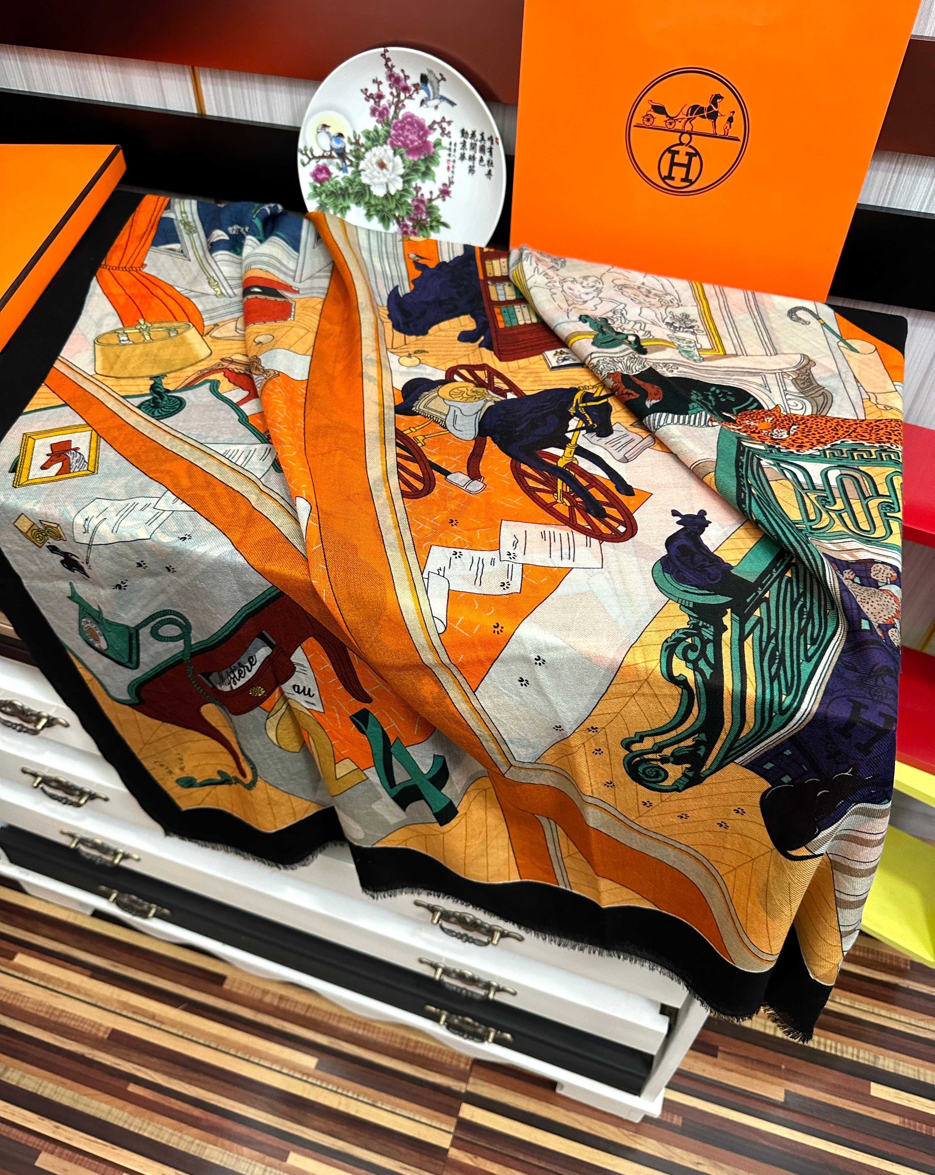 新款羊绒 爱马仕2026 最新款顶级设计太美了，真心赞👍😘💍实物真心美 🎀披肩配以印花💓💃🏻无论设计喷绘都是非常到位☀️