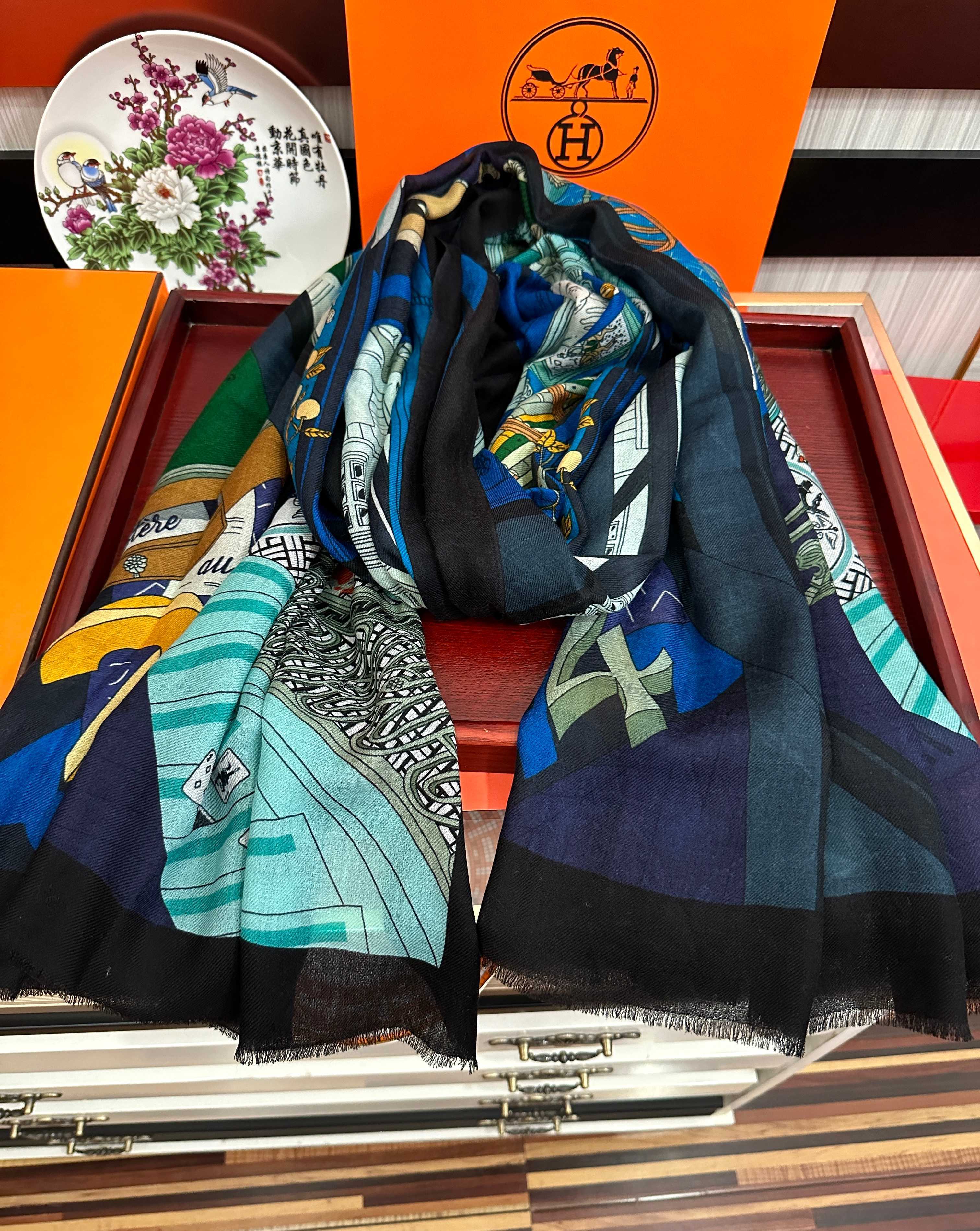 新款羊绒 爱马仕2026 最新款顶级设计太美了，真心赞👍😘💍实物真心美 🎀披肩配以印花💓💃🏻无论设计喷绘都是非常到位☀️