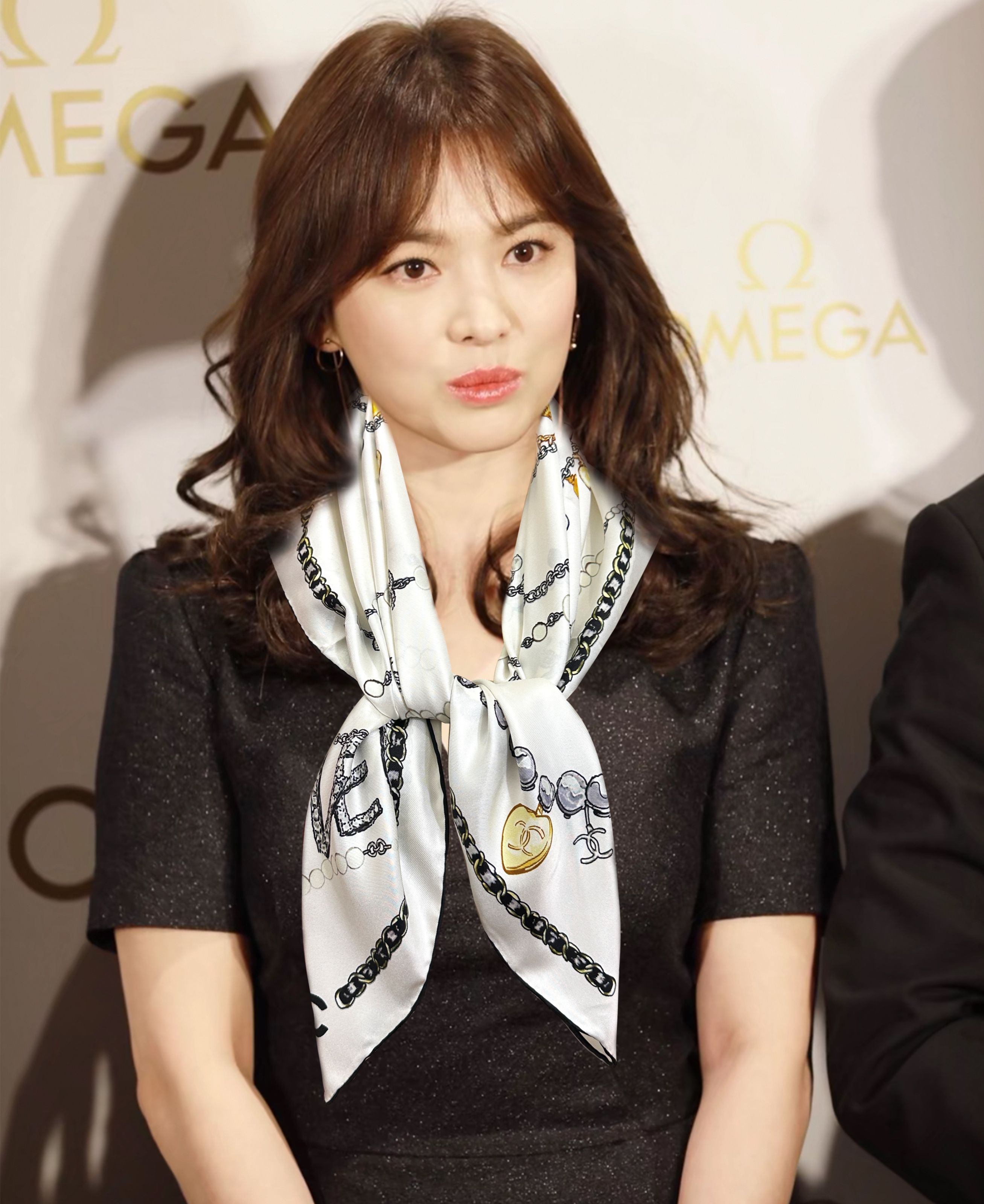 11年新款 双面同色 香奈儿18姆米 高版本👍香奶奶永远都是比较经典[發]一条印有字母Logo交织图案巧妙搭配[得意]简