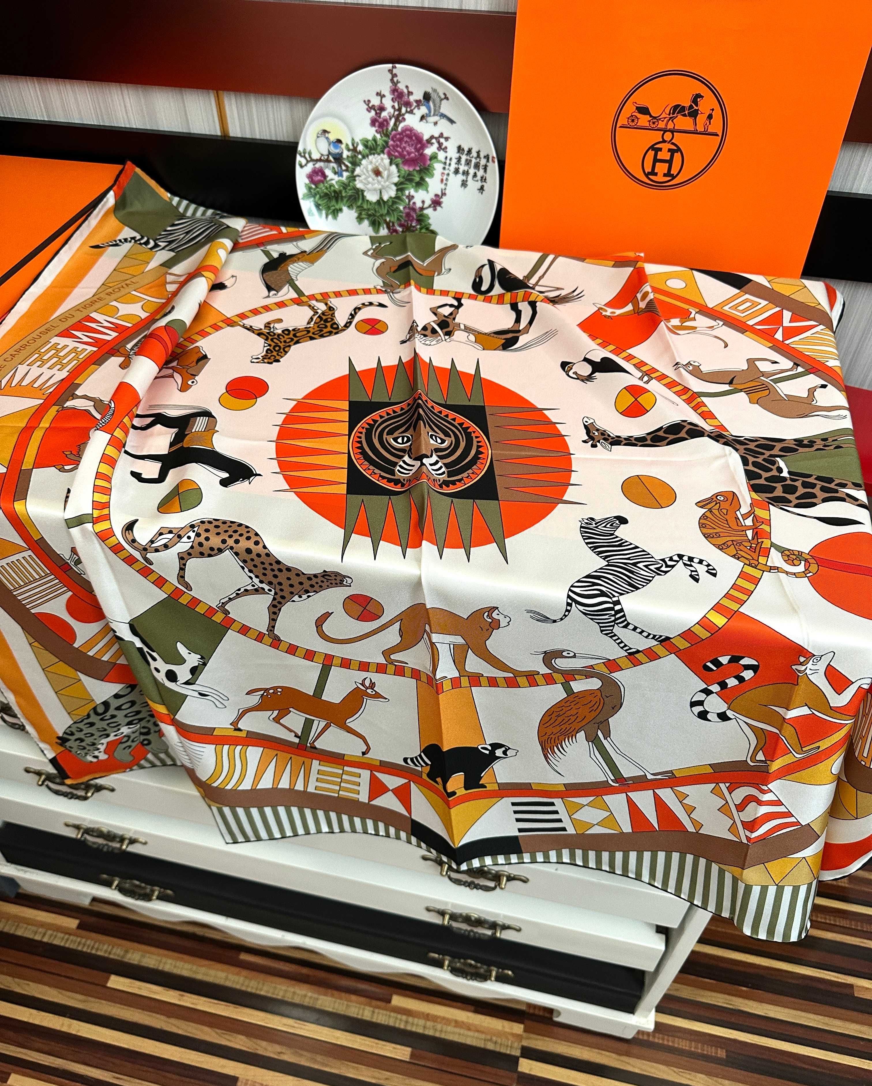 高品质Hermes 王者之虎👍的旋转木马90CM 丝巾[玫瑰] 在复古风格的马戏帐篷下[嘴唇]一场趣味横生的游乐会正在上