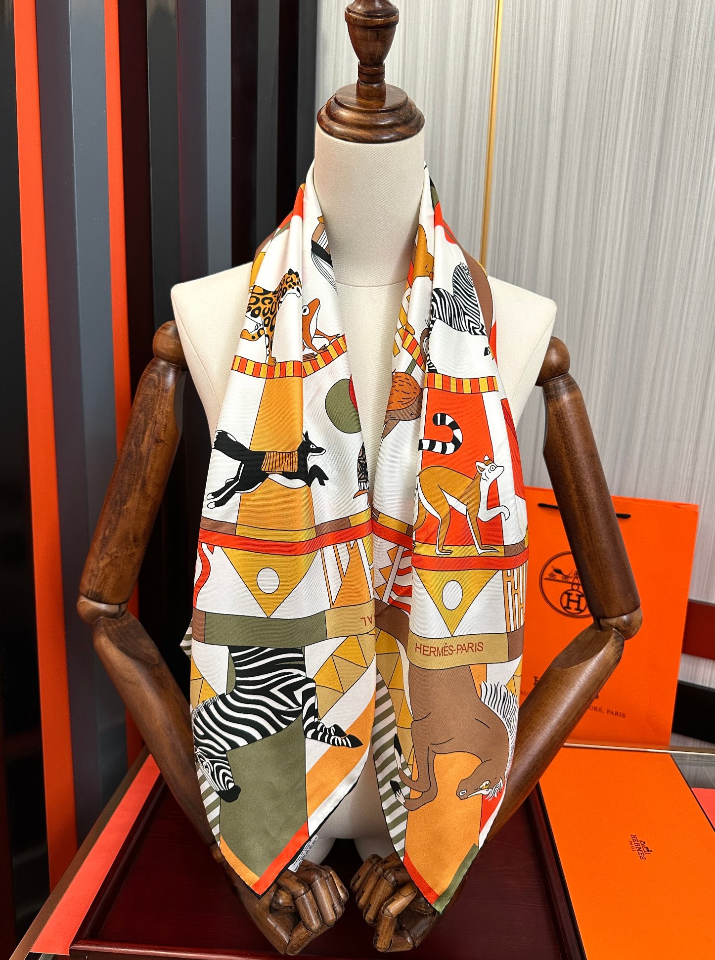 高品质Hermes 王者之虎👍的旋转木马90CM 丝巾[玫瑰] 在复古风格的马戏帐篷下[嘴唇]一场趣味横生的游乐会正在上