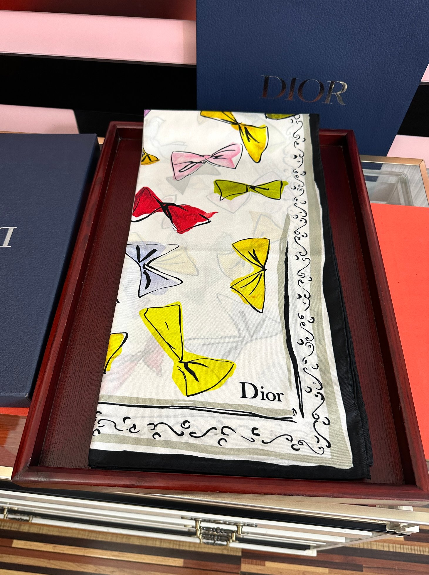 🔥新款 高版本Dior ZG同步 这款方巾饰以 Christian 印花[嘴唇]点缀以充满诗情画意的 设计符号和 先生钟