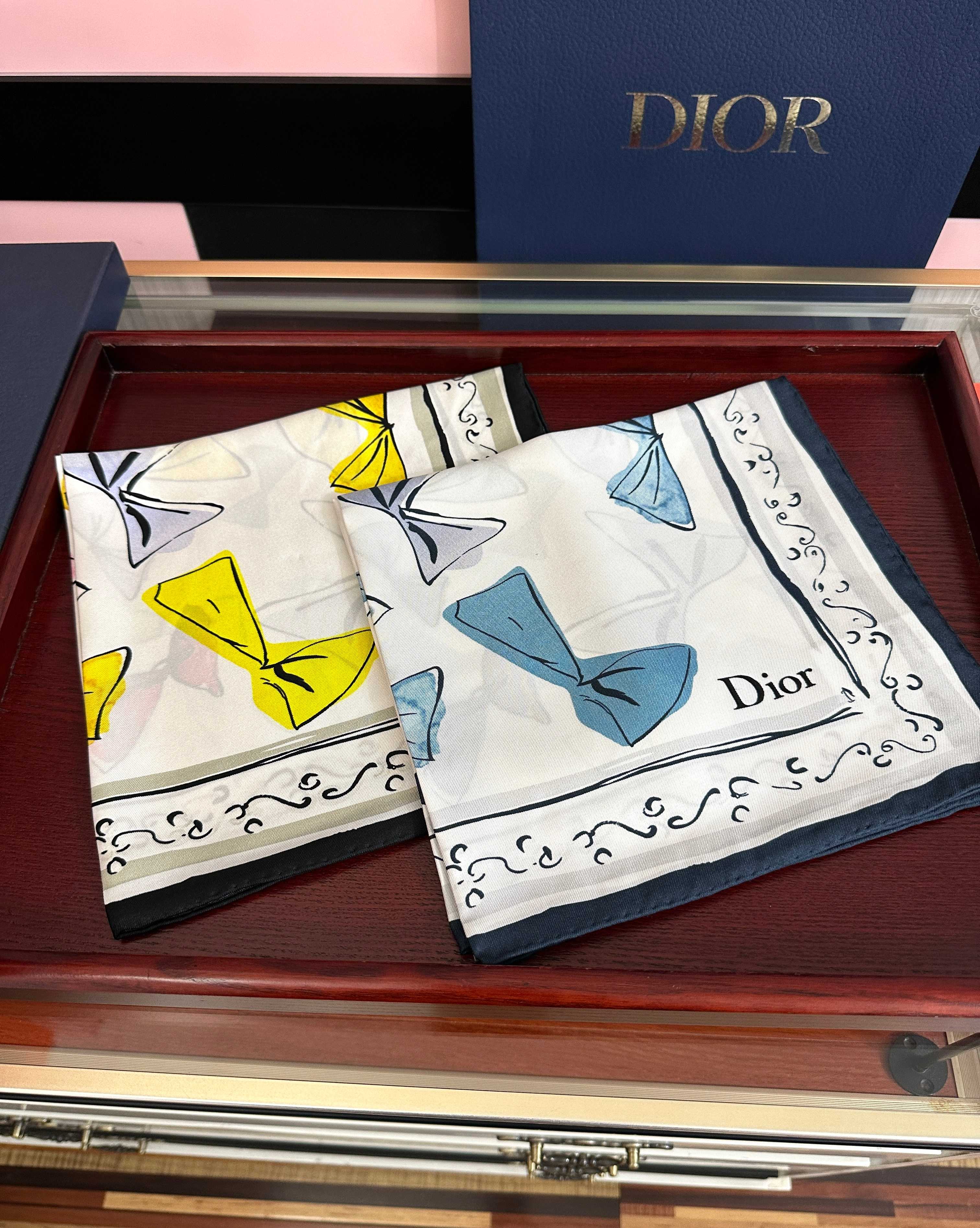 🔥新款 高版本Dior ZG同步 这款方巾饰以 Christian 印花[嘴唇]点缀以充满诗情画意的 设计符号和 先生钟