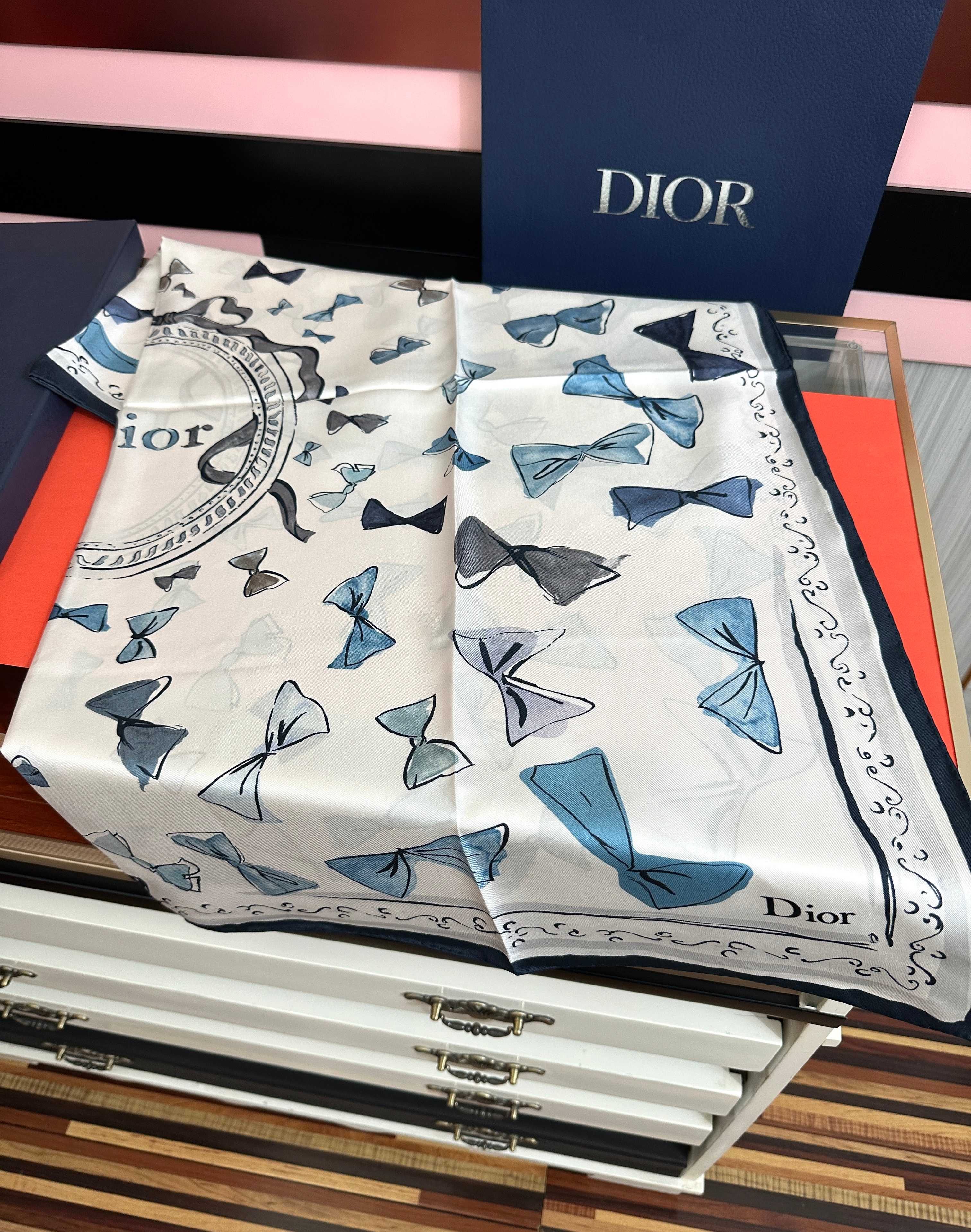 🔥新款 高版本Dior ZG同步 这款方巾饰以 Christian 印花[嘴唇]点缀以充满诗情画意的 设计符号和 先生钟
