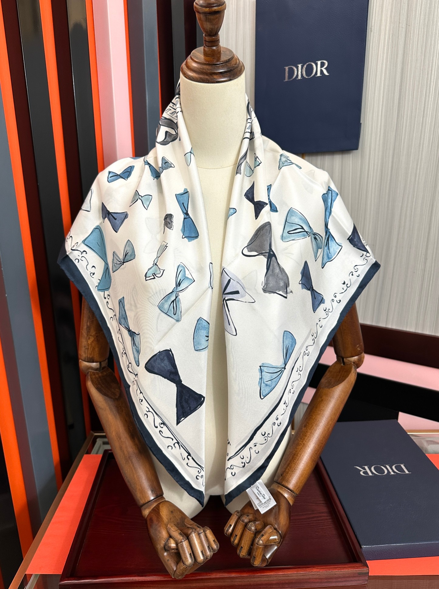 🔥新款 高版本Dior ZG同步 这款方巾饰以 Christian 印花[嘴唇]点缀以充满诗情画意的 设计符号和 先生钟