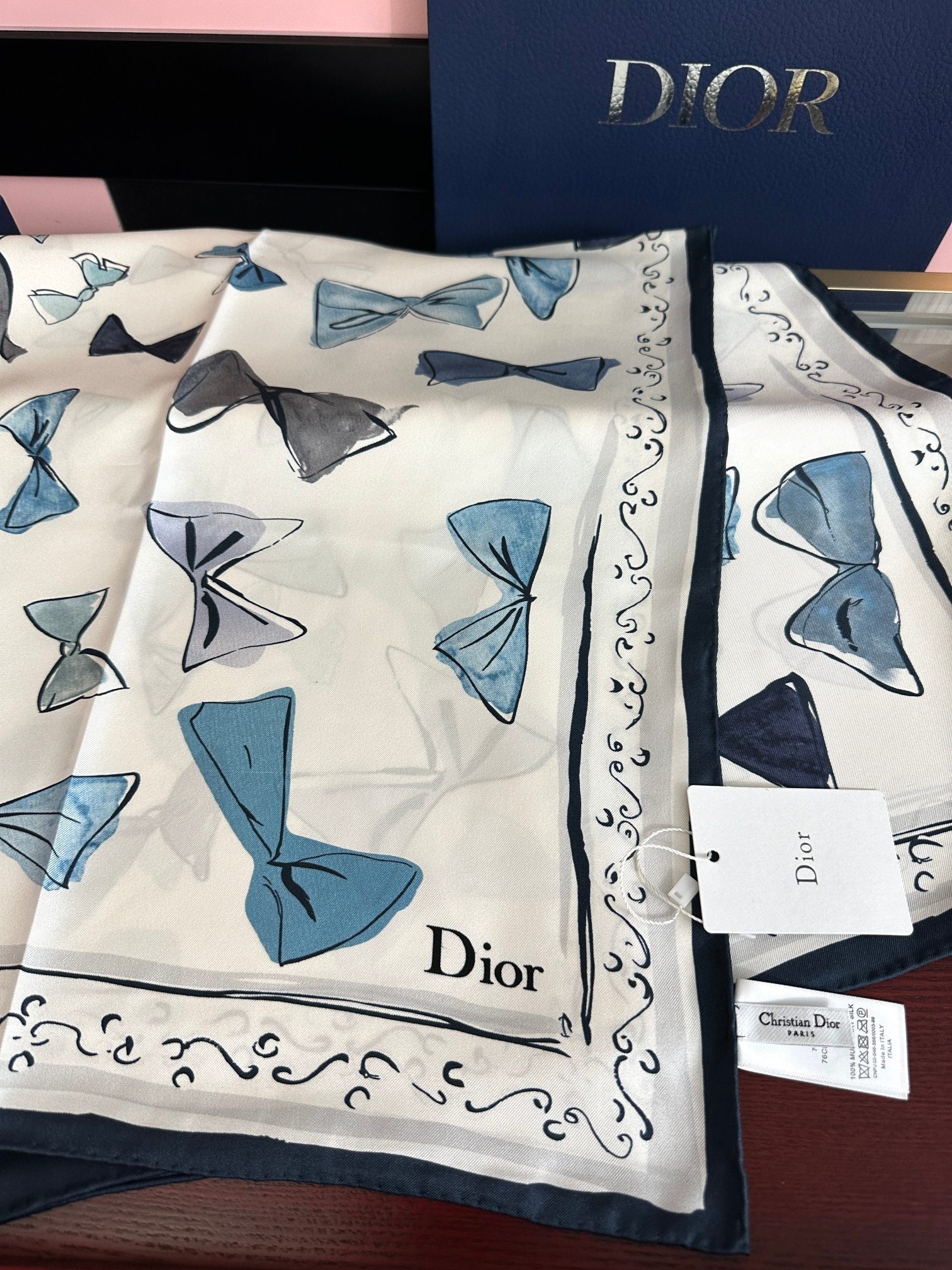 🔥新款 高版本Dior ZG同步 这款方巾饰以 Christian 印花[嘴唇]点缀以充满诗情画意的 设计符号和 先生钟